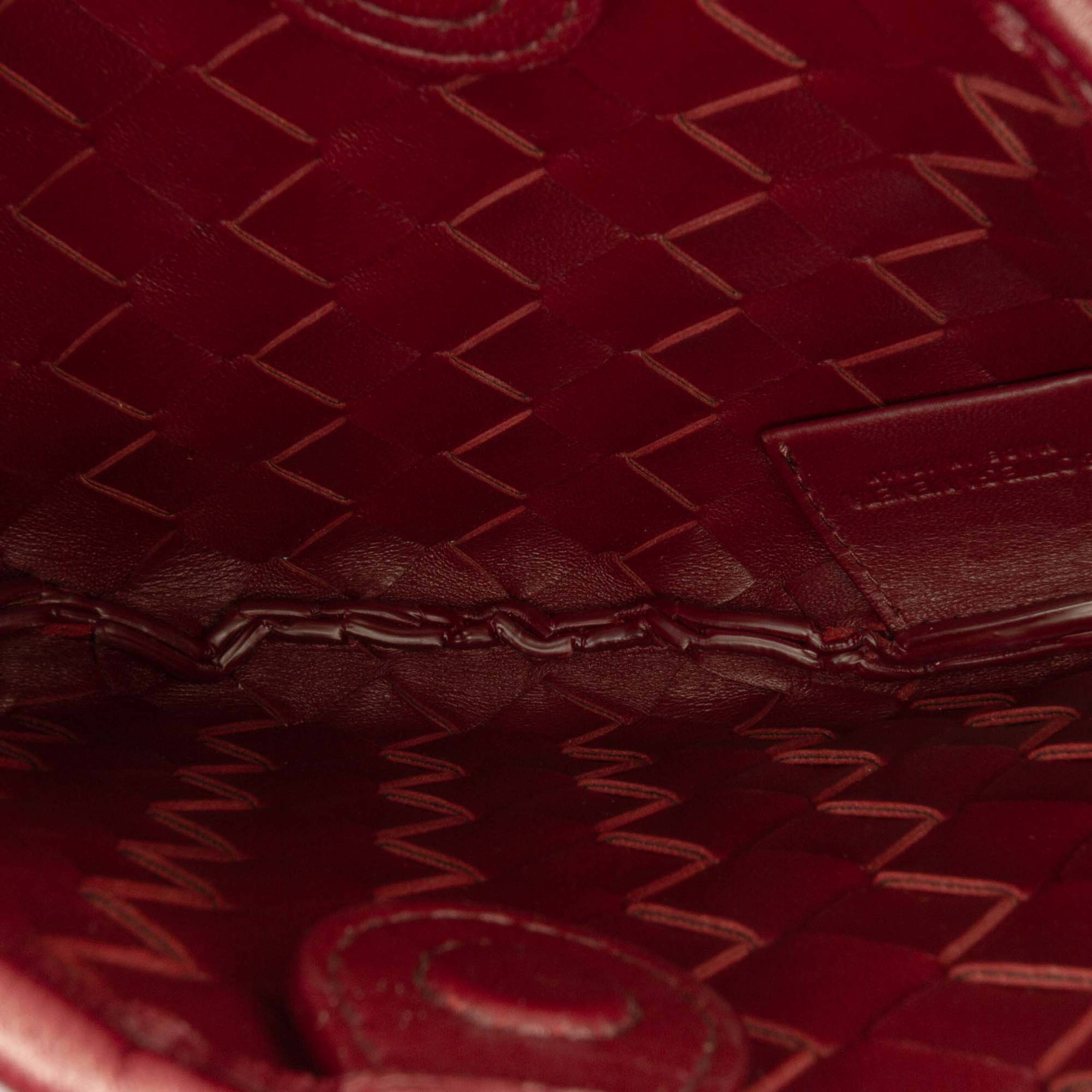 Bottega Veneta Baby Lambskin Intrecciato Sardine, från Luxclusif, i färgen bordeaux. Klicka för att öppna bilden i stort format