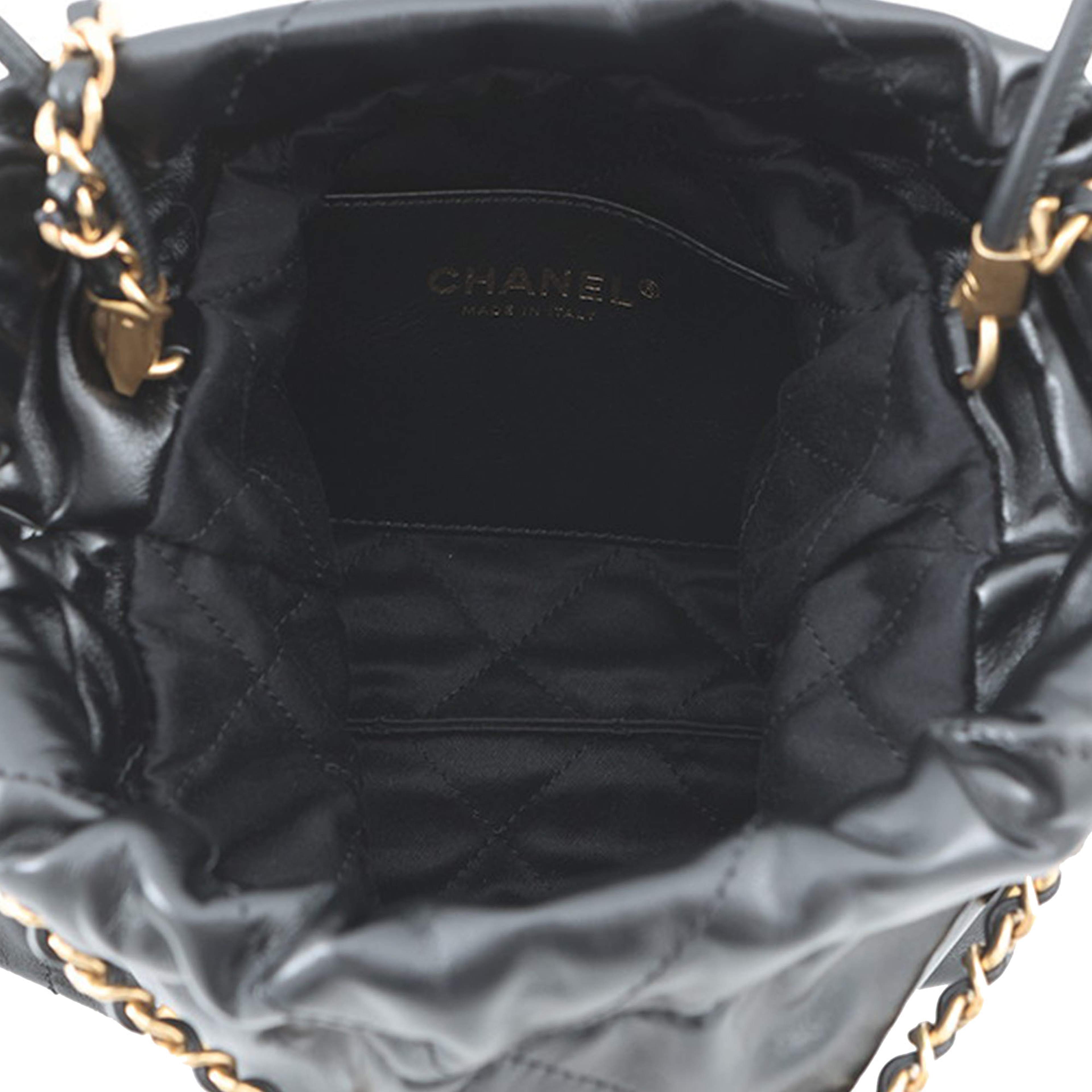 Chanel Mini Shiny Calfskin 22 Handbag, från Luxclusif, i färgen black. Klicka för att öppna bilden i stort format