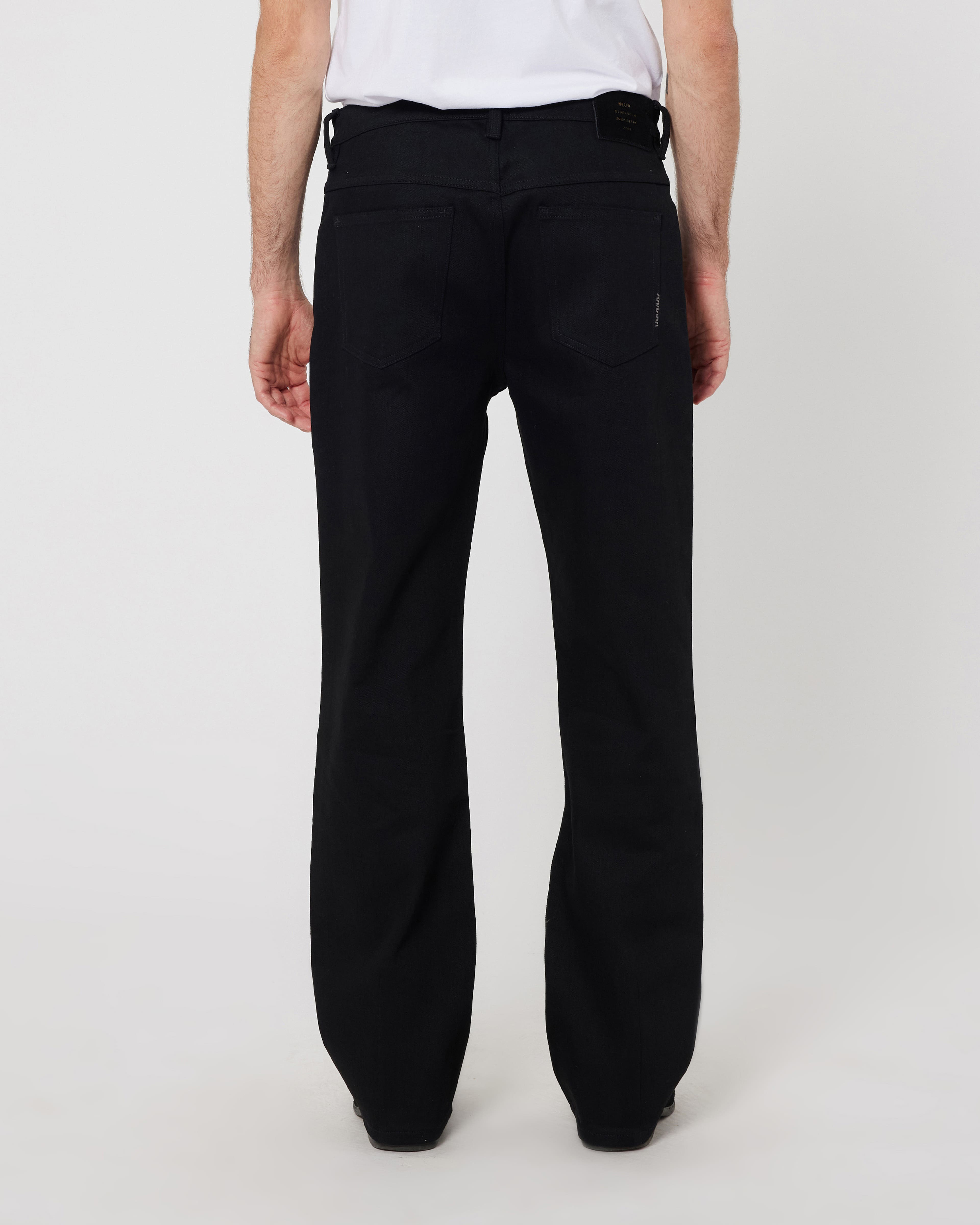 Julian Wide Sharp Black