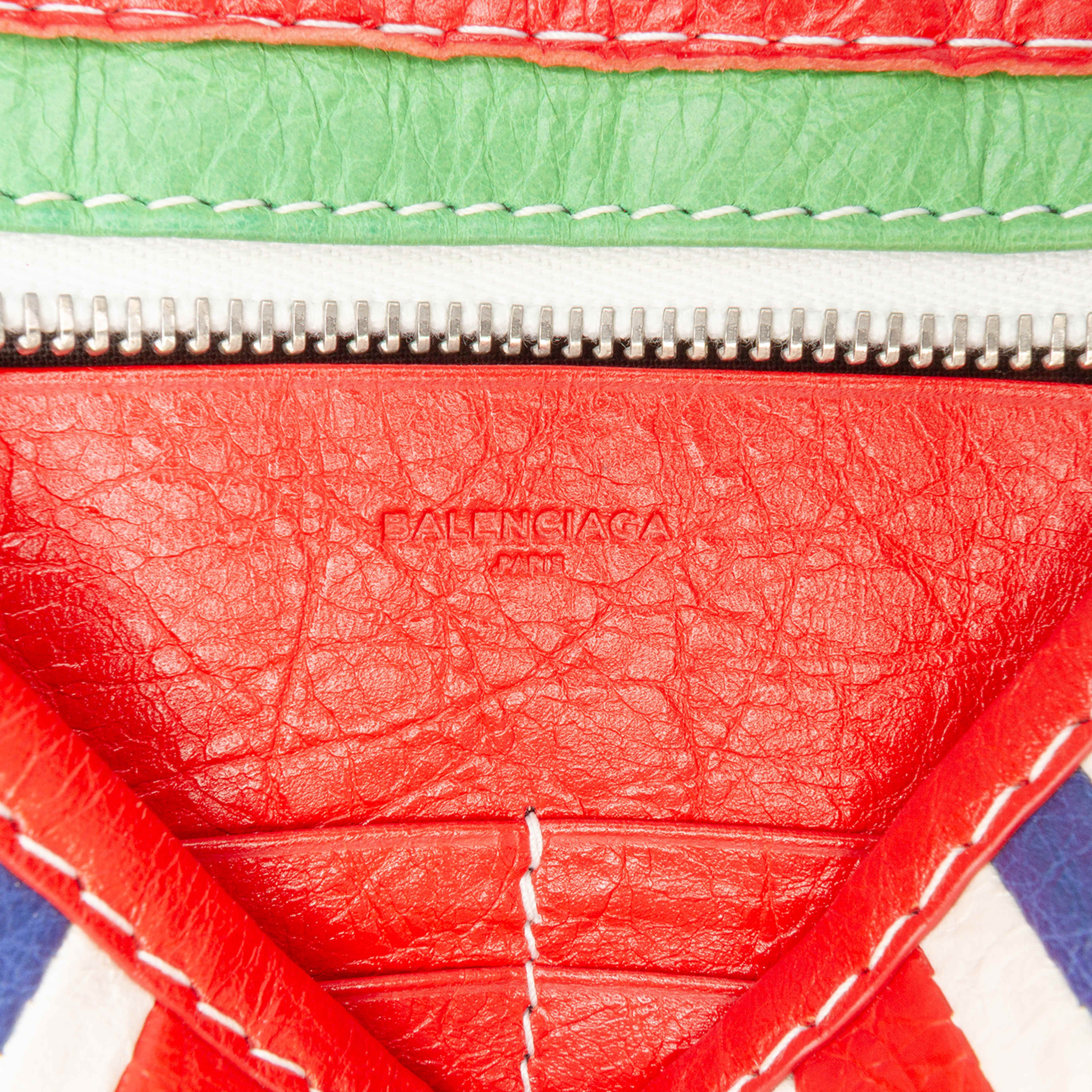 Balenciaga Lambskin Bazar Crossbody, från Luxclusif, i färgen green. Klicka för att öppna bilden i stort format