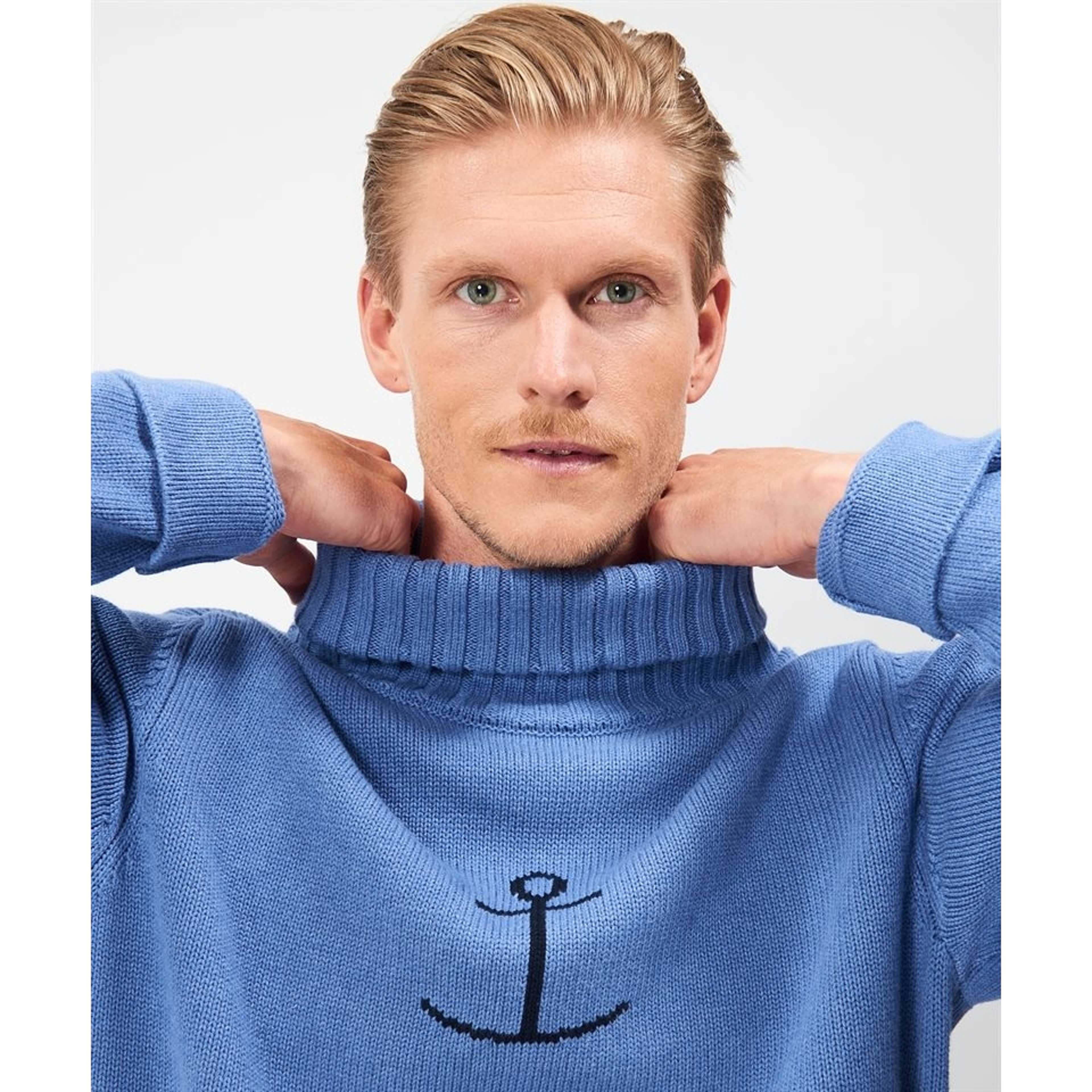Tröja i Haddock-stil - Anchor Rollneck, från Jumperfabriken, i färgen blue. Klicka för att öppna bilden i stort format