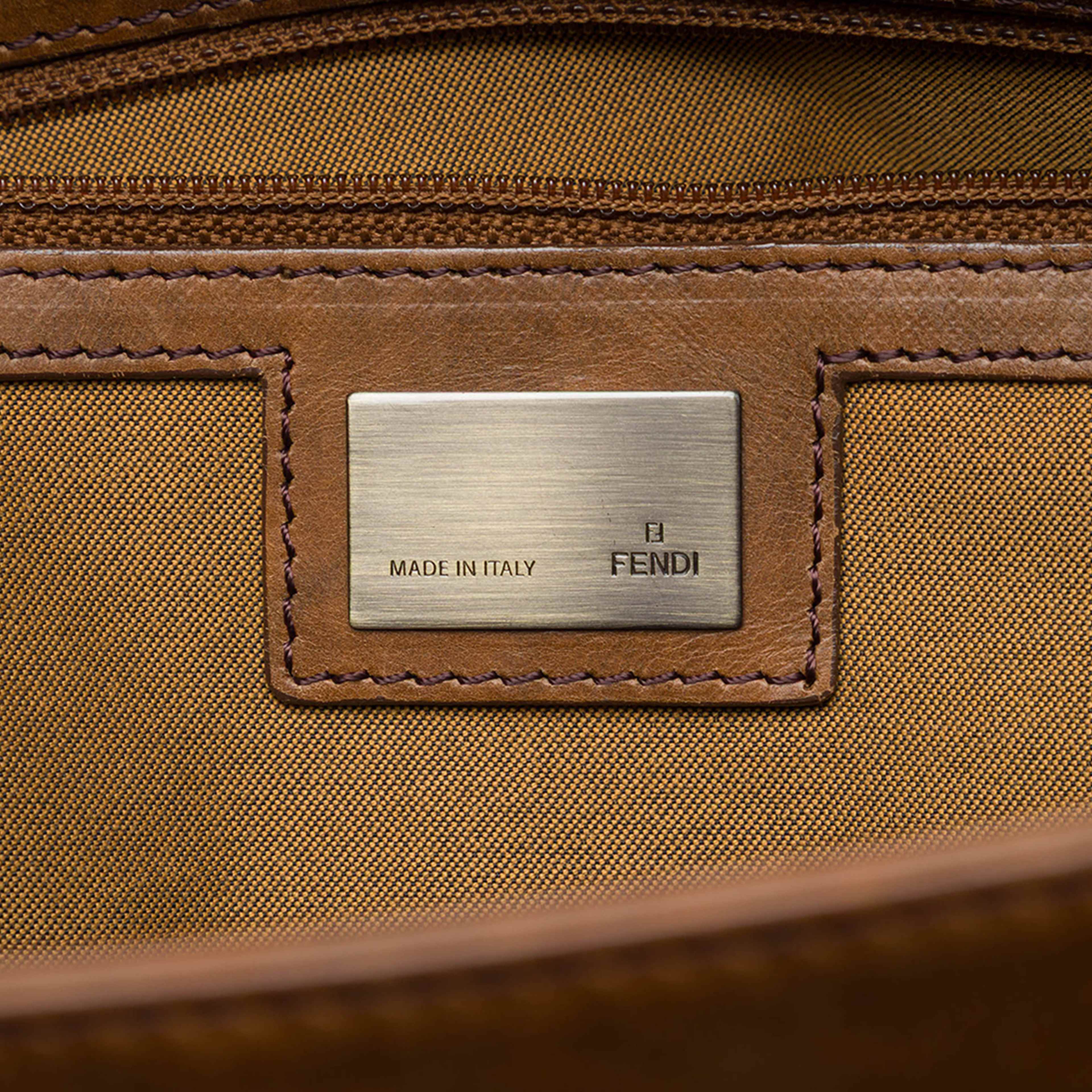 Fendi Zucca Canvas Ff Messenger Bag, från Luxclusif, i färgen brun. Klicka för att öppna bilden i stort format