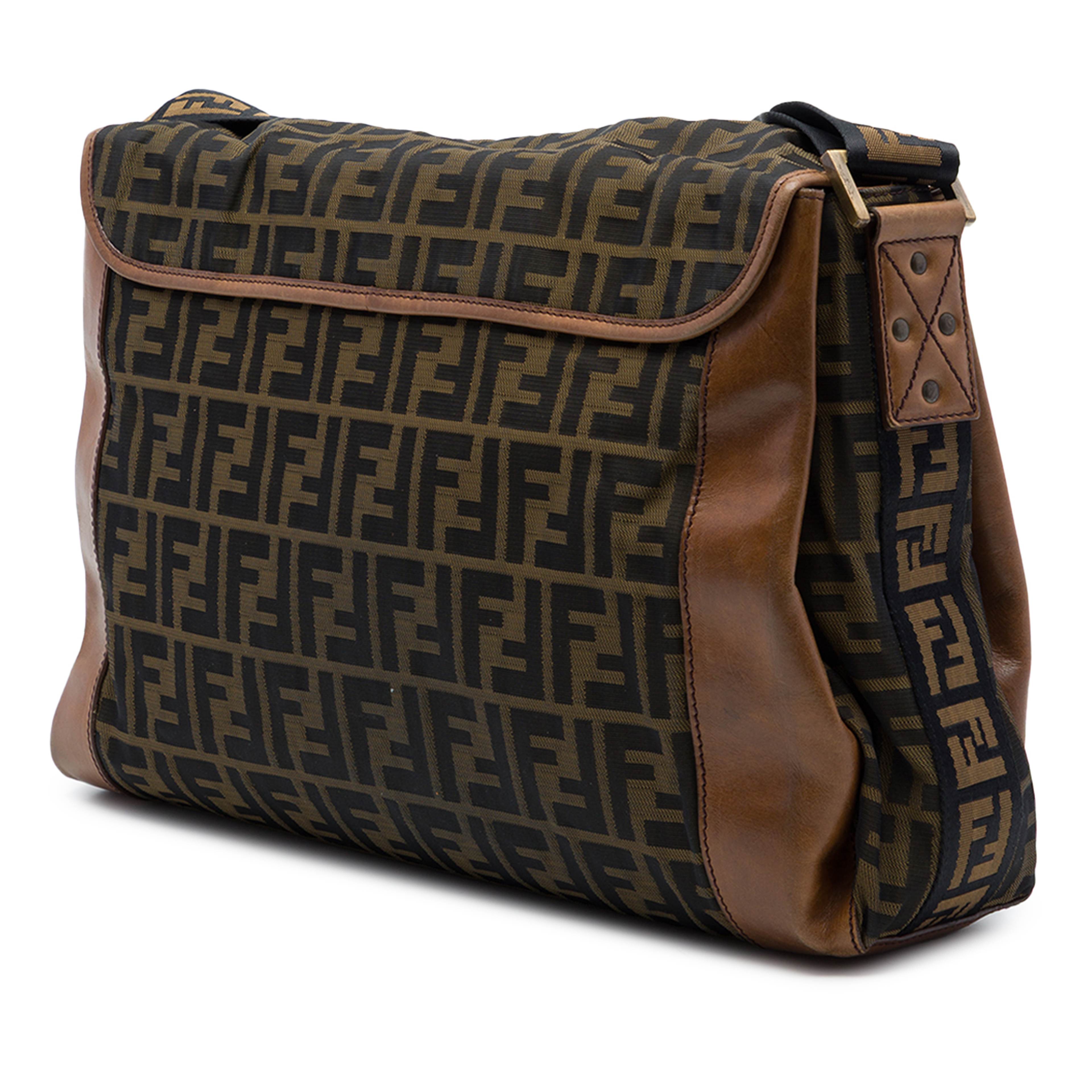 Fendi Zucca Canvas Ff Messenger Bag, från Luxclusif, i färgen brun. Klicka för att öppna bilden i stort format