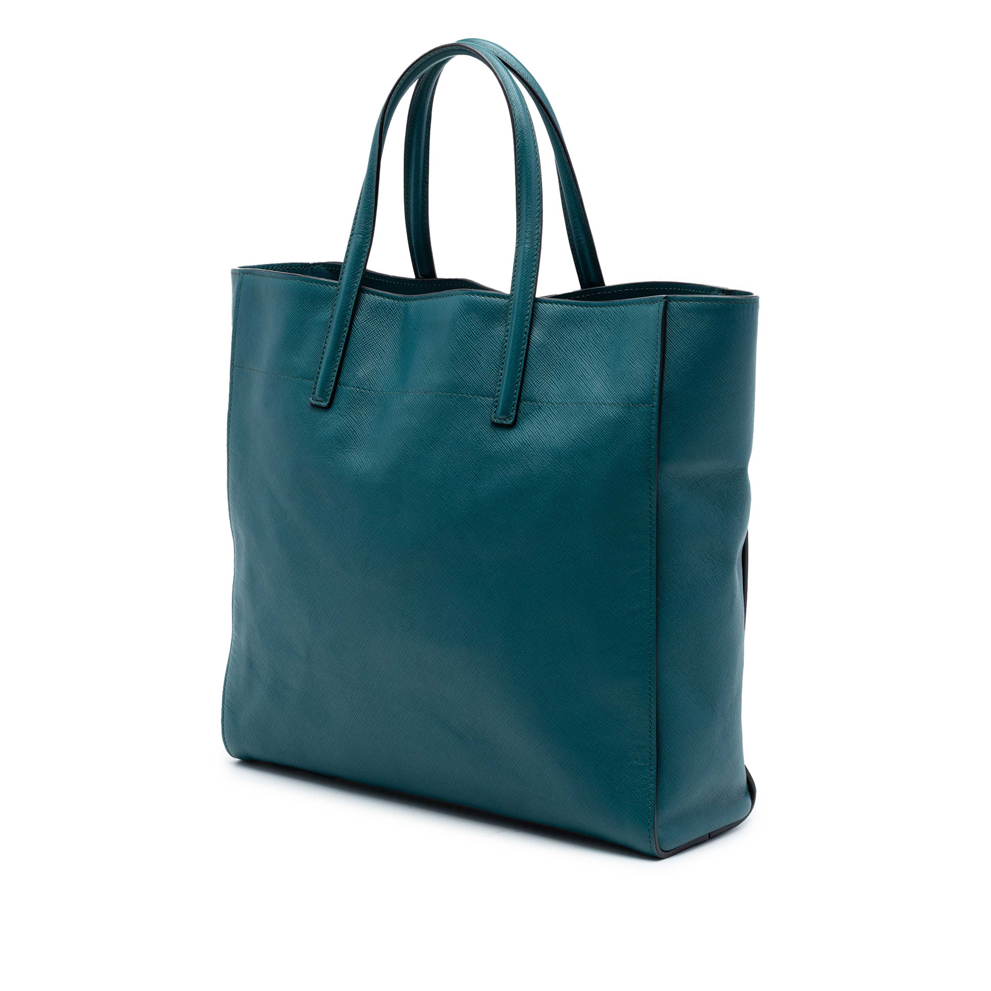 Prada Saffiano Soft Triple Pocket Tote, från Luxclusif, i färgen peacock. Klicka för att öppna bilden i stort format