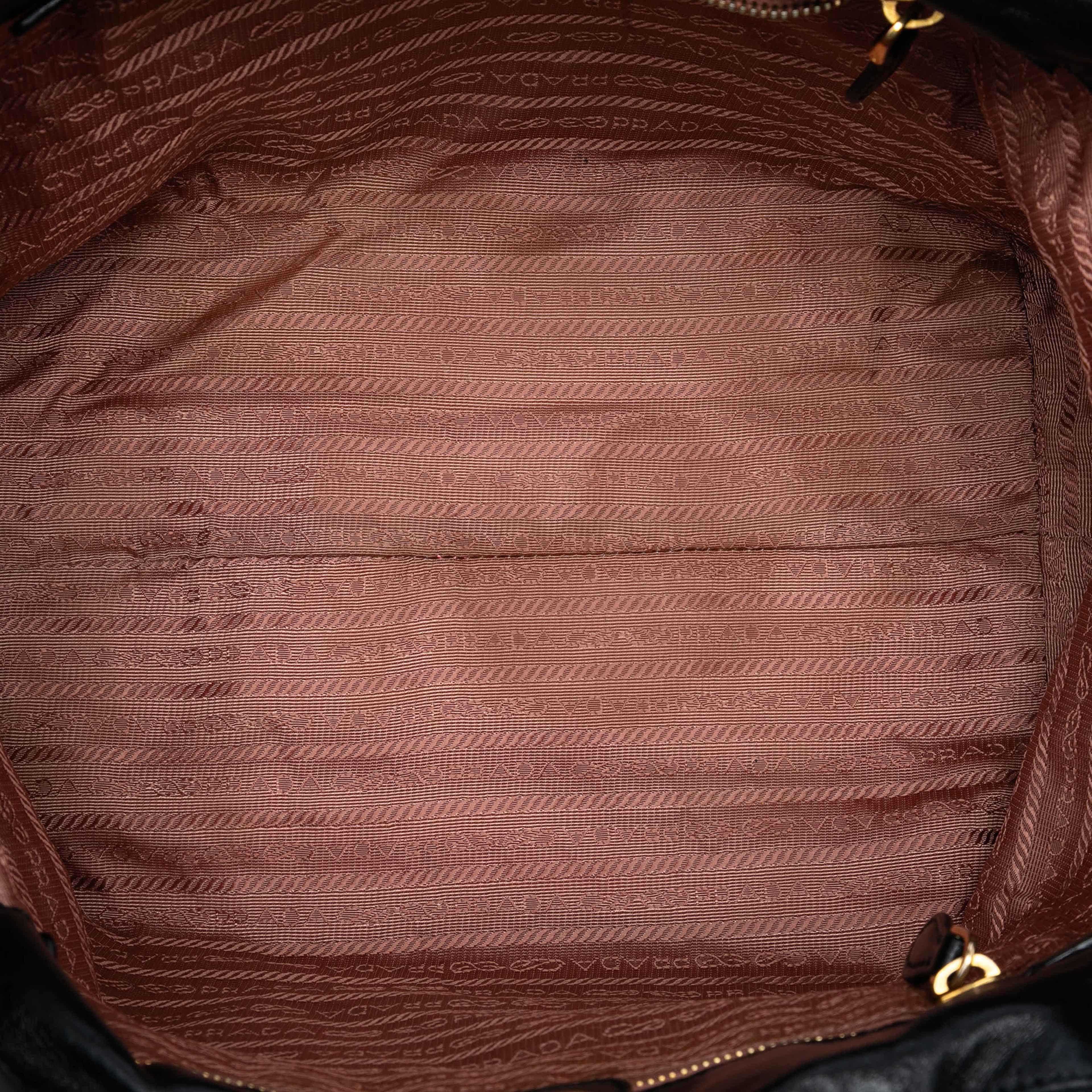 Prada Tessuto Fiocco Bow Handbag, från Luxclusif, i färgen black. Klicka för att öppna bilden i stort format
