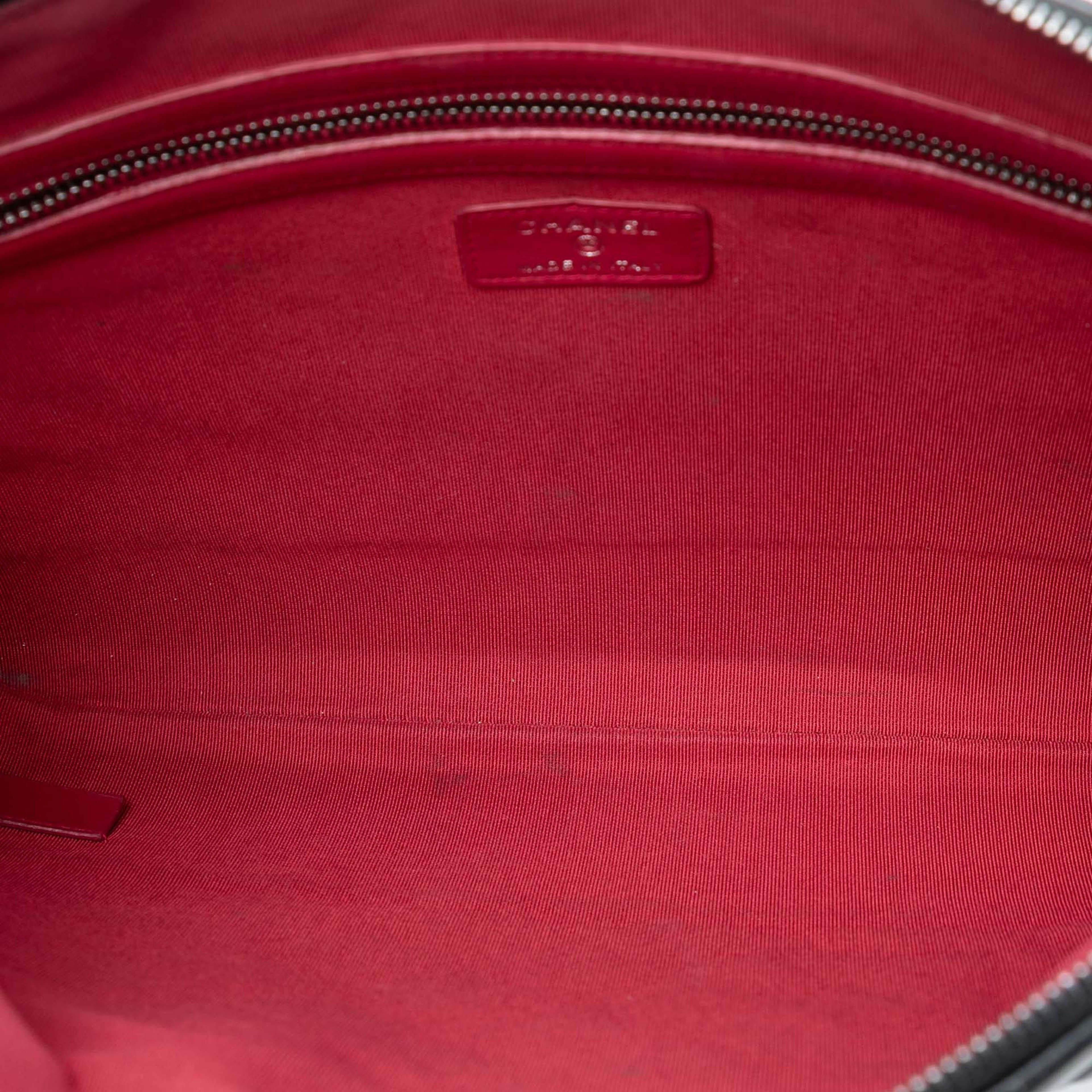 Chanel Large Aged Calfskin Gabrielle O Case Clutch, från Luxclusif, i färgen black. Klicka för att öppna bilden i stort format