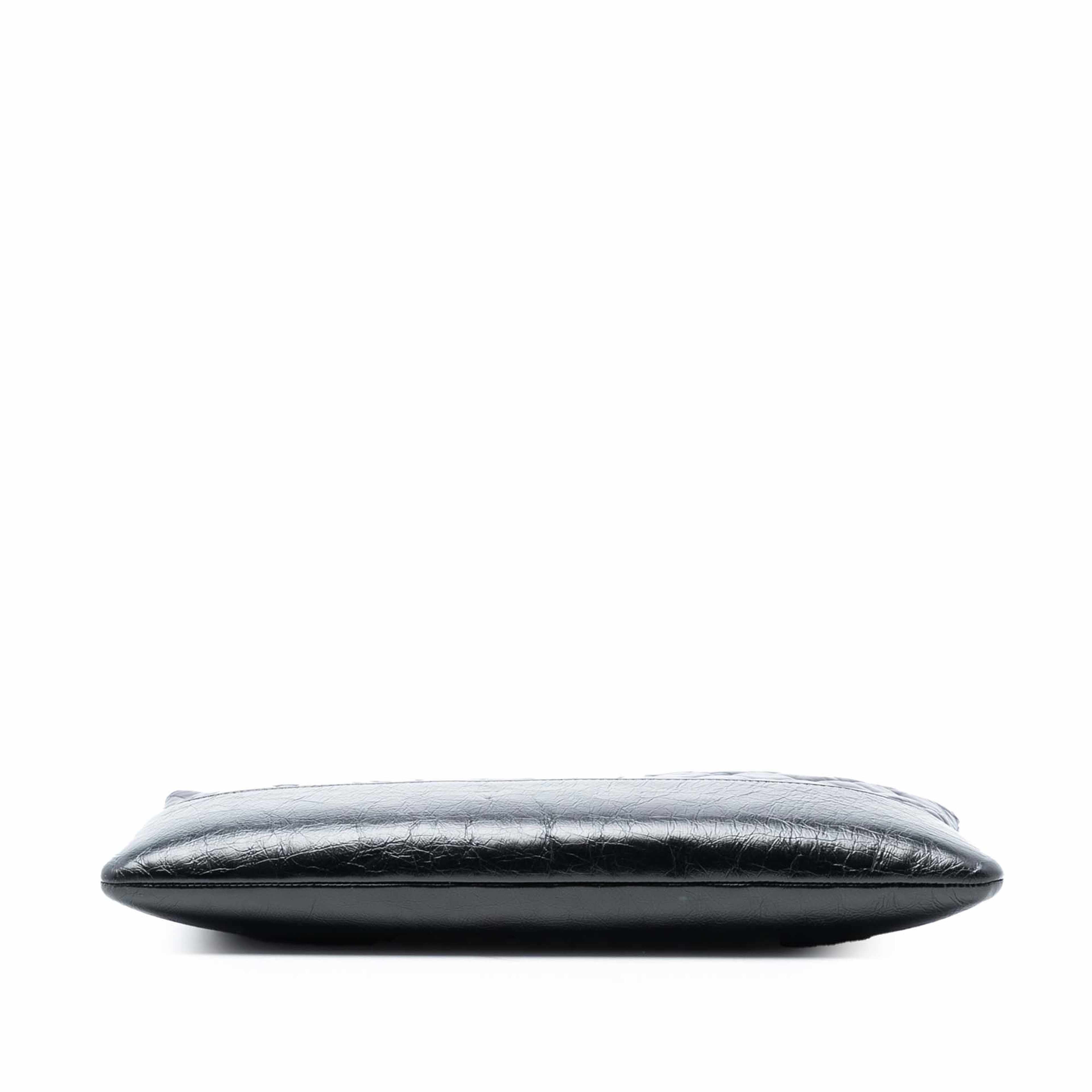 Chanel Large Aged Calfskin Gabrielle O Case Clutch, från Luxclusif, i färgen svart. Klicka för att öppna bilden i stort format