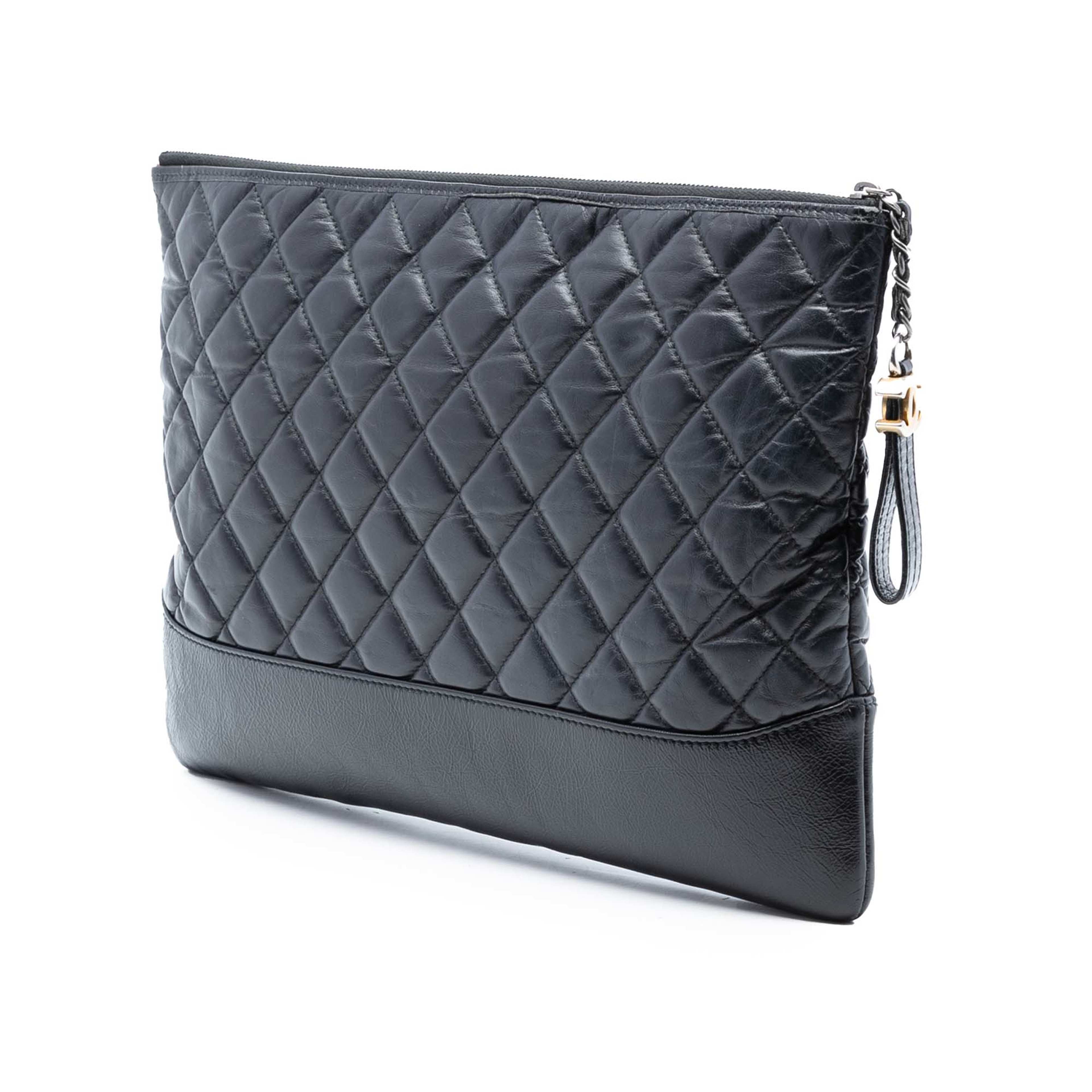 Chanel Large Aged Calfskin Gabrielle O Case Clutch, från Luxclusif, i färgen black. Klicka för att öppna bilden i stort format