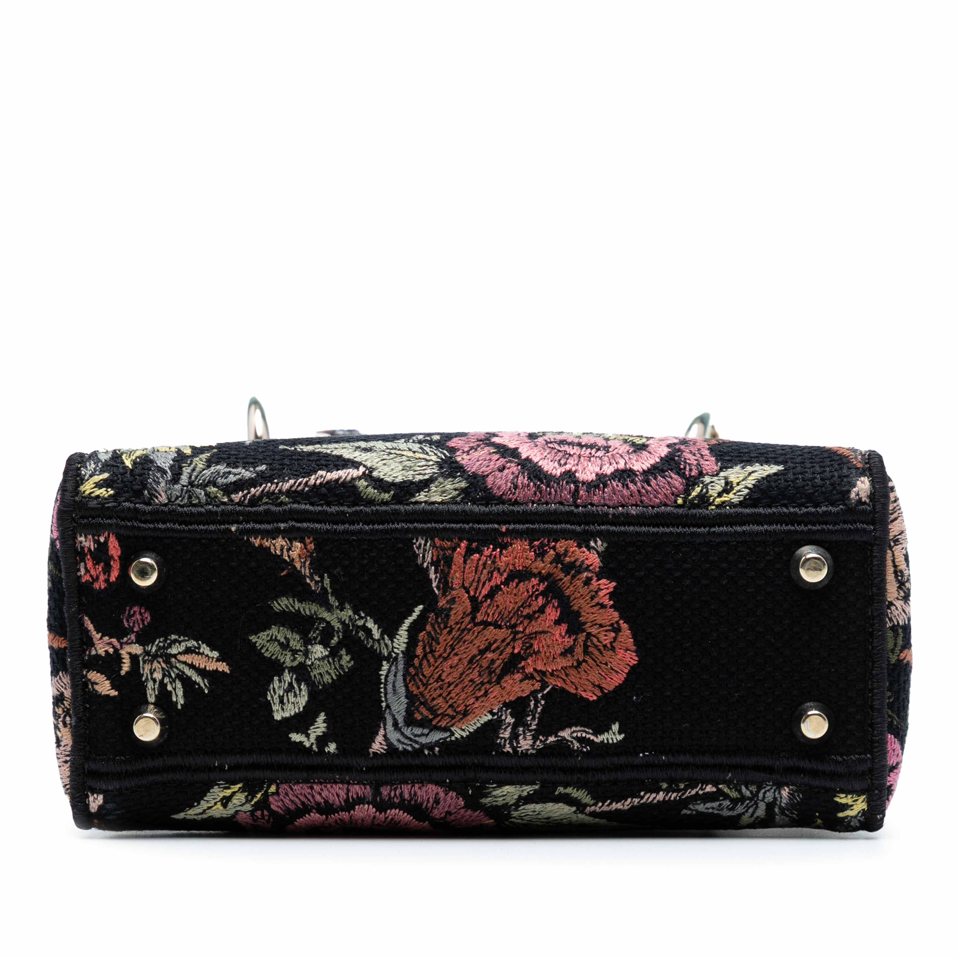 Dior Mini Embroidered Canvas Mille Fleurs Lady D Lite, från Luxclusif, i färgen black. Klicka för att öppna bilden i stort format