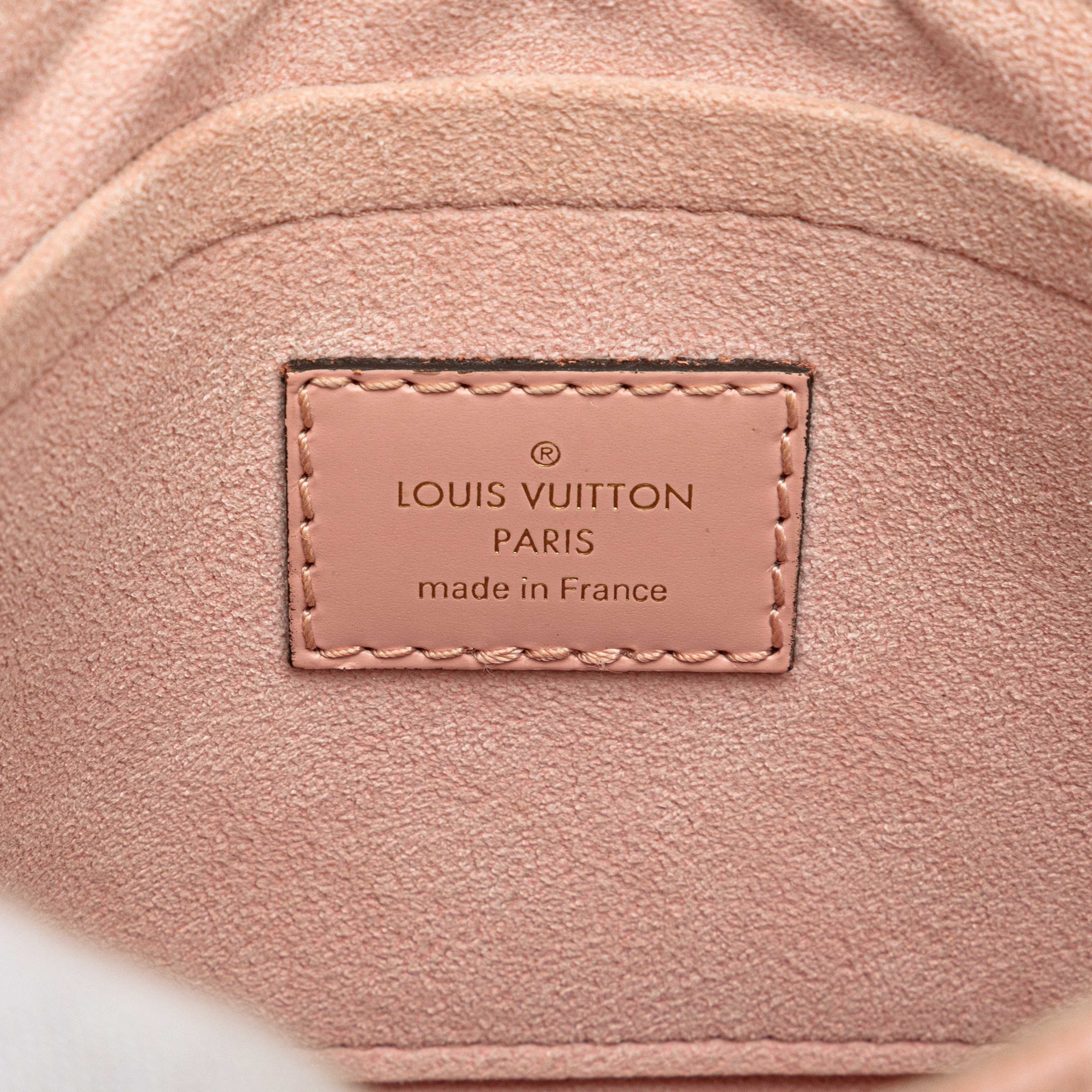Louis Vuitton Epi Locky Bb, från Luxclusif, i färgen light pink. Klicka för att öppna bilden i stort format