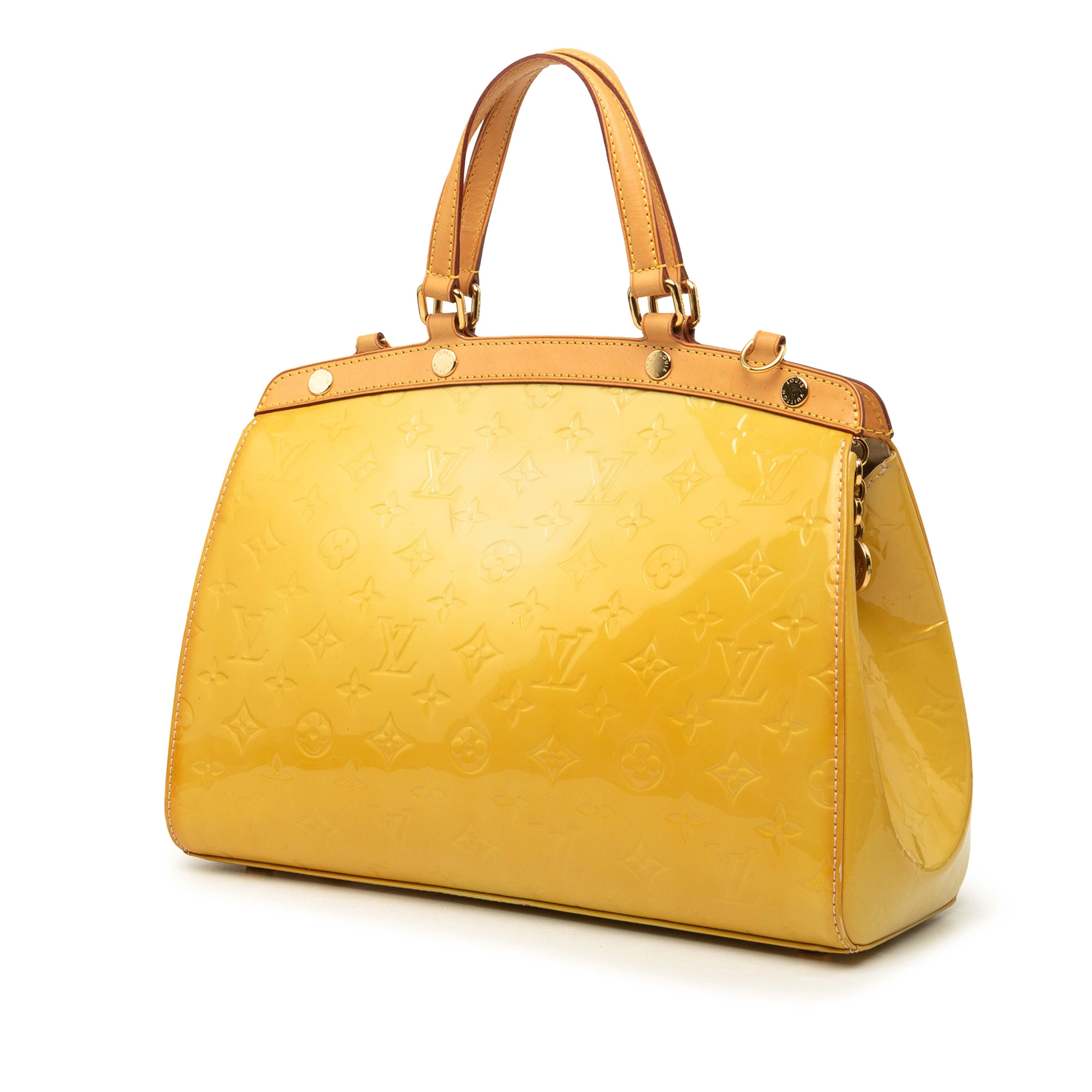 Louis Vuitton Monogram Vernis Brea Mm, från Luxclusif, i färgen gul. Klicka för att öppna bilden i stort format