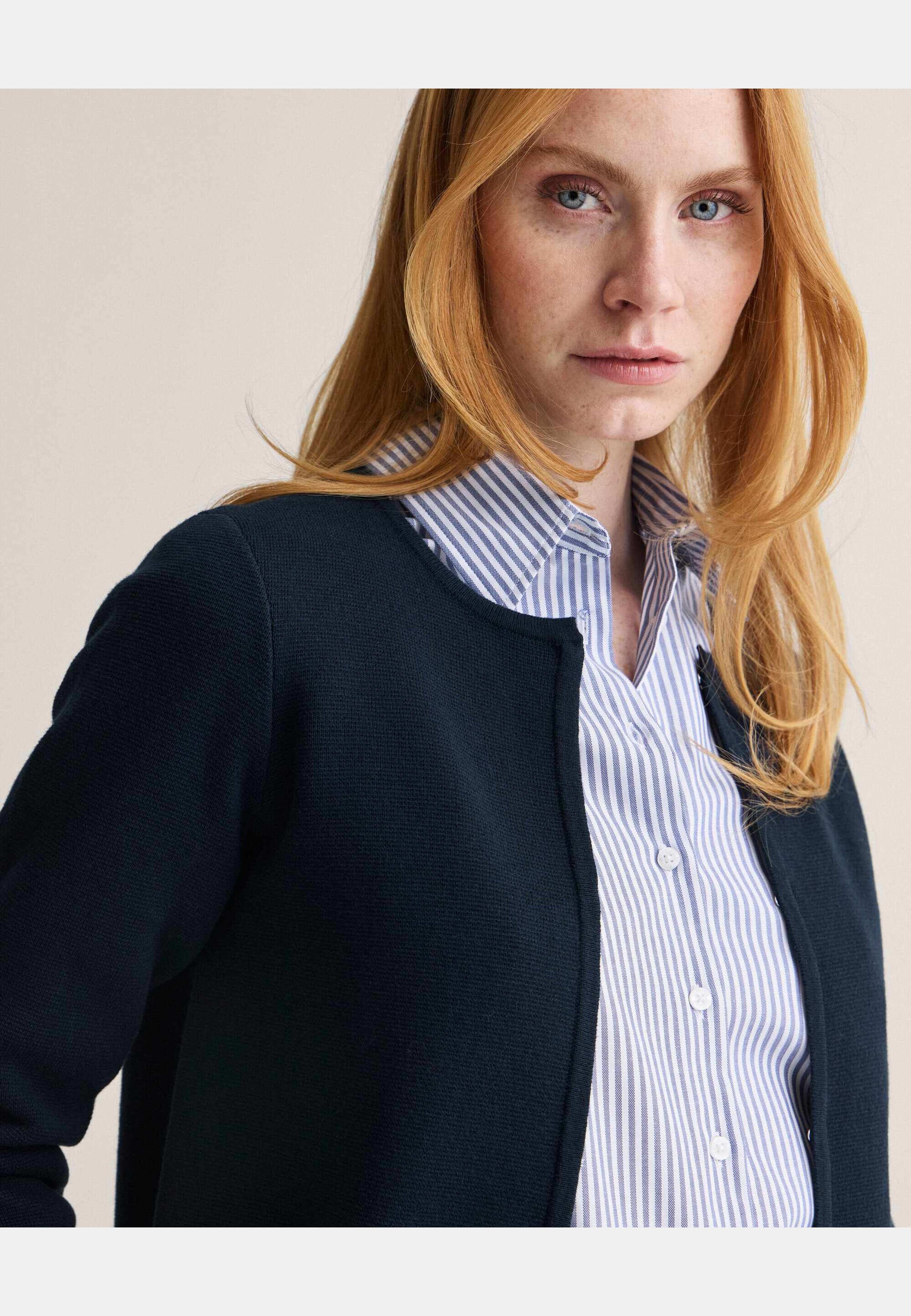 Helene Milano Cardigan, från Newhouse, i färgen marinblå. Klicka för att öppna bilden i stort format