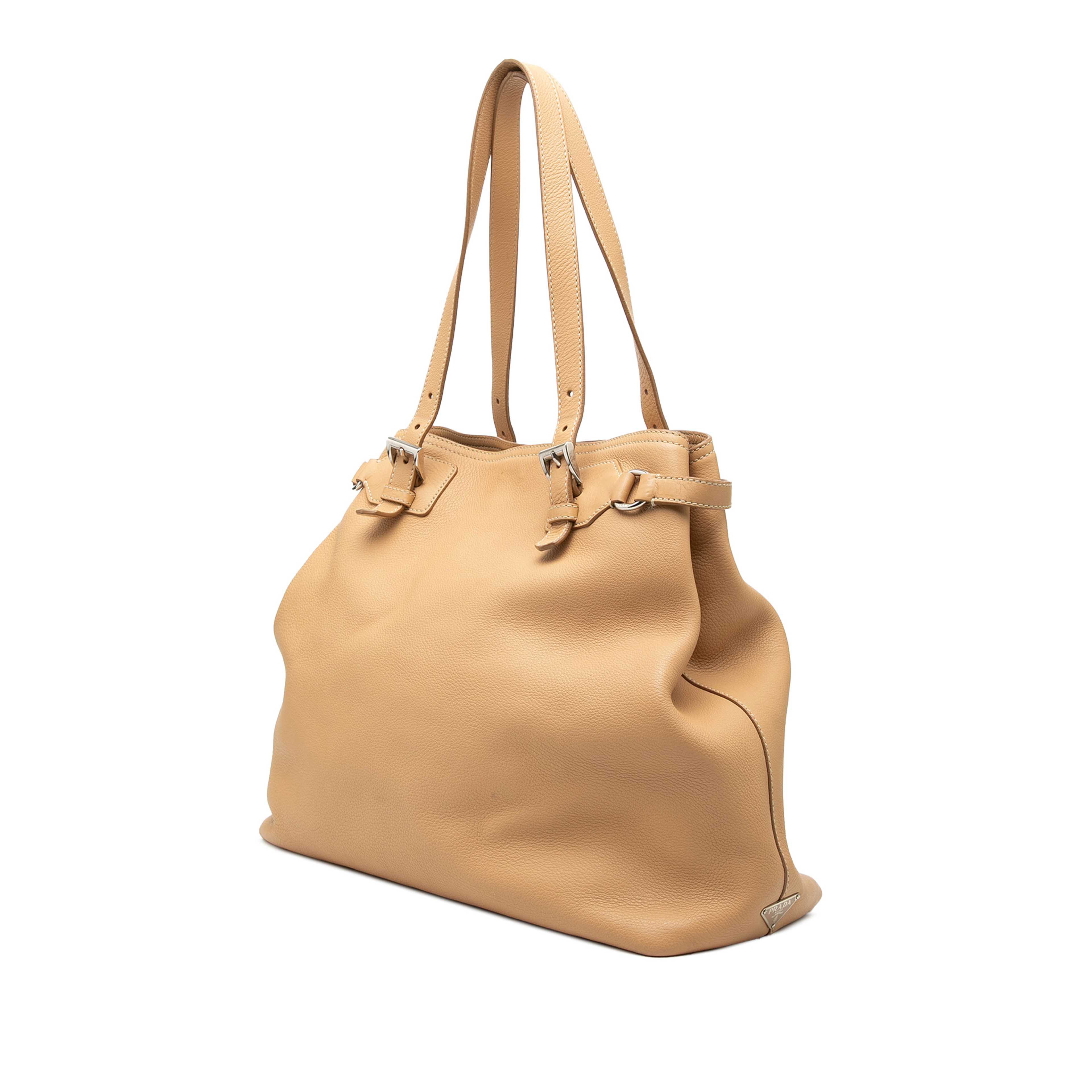 Prada Vitello Daino Tote, från Luxclusif, i färgen brun. Klicka för att öppna bilden i stort format