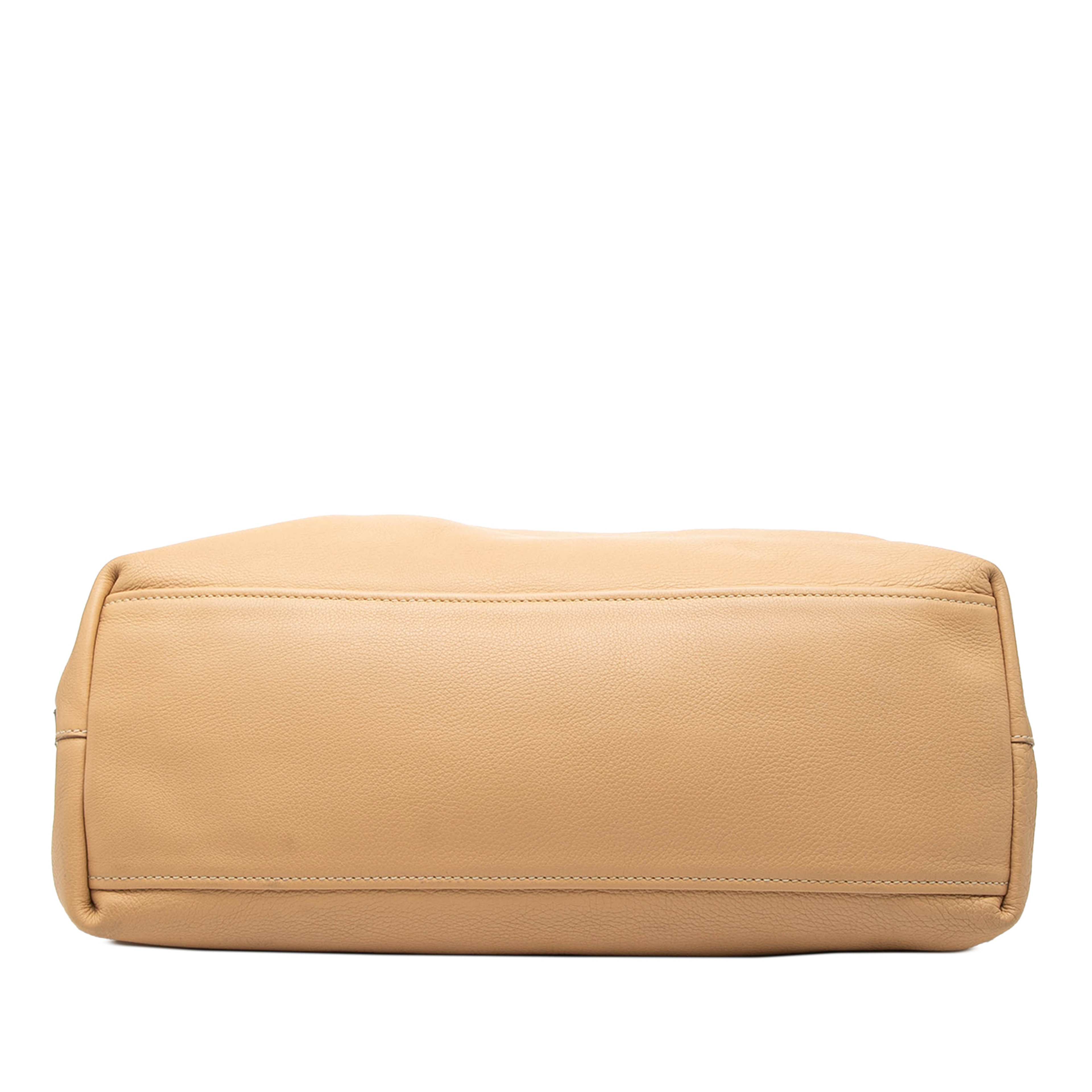 Prada Vitello Daino Tote, från Luxclusif, i färgen camel. Klicka för att öppna bilden i stort format