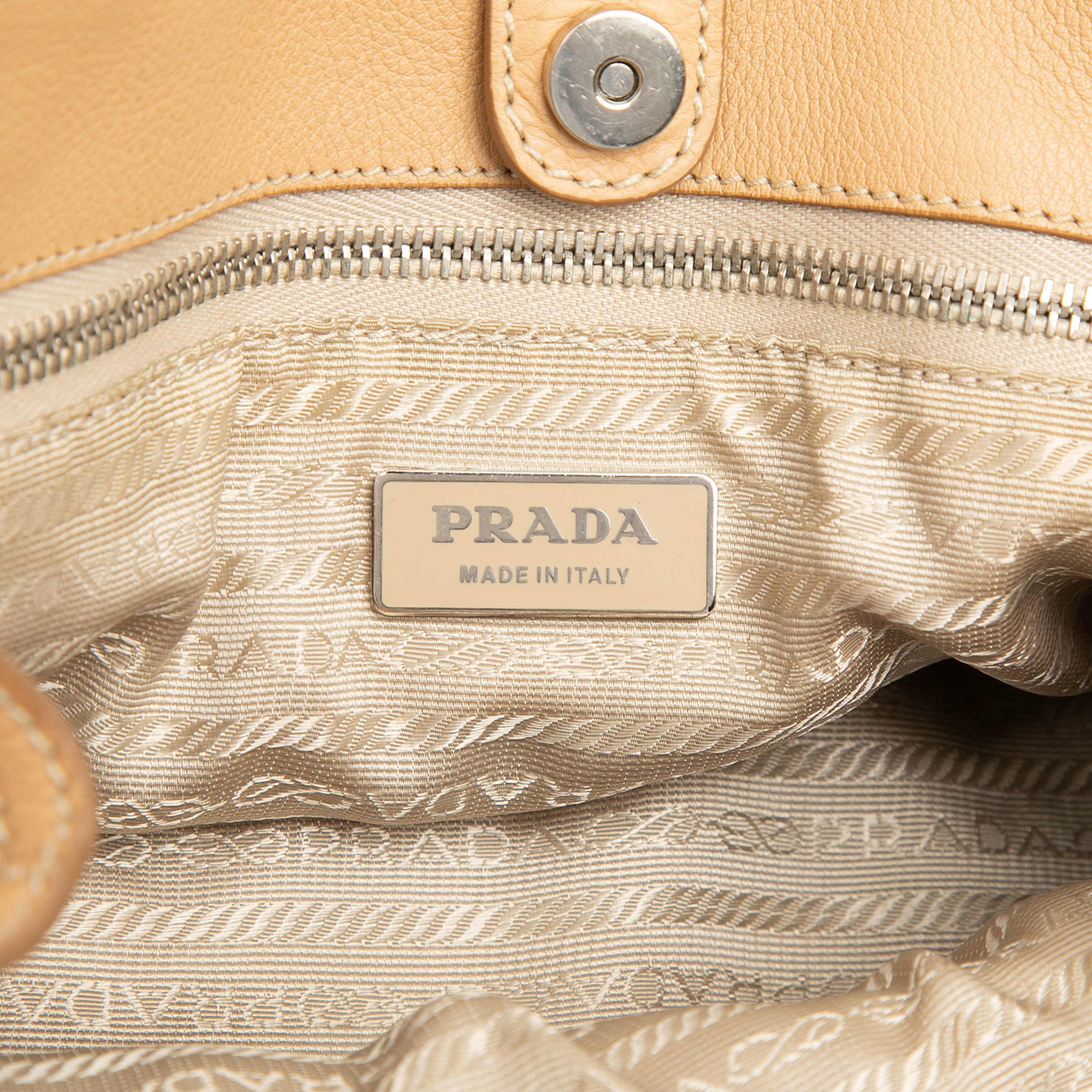Prada Vitello Daino Tote, från Luxclusif, i färgen camel. Klicka för att öppna bilden i stort format