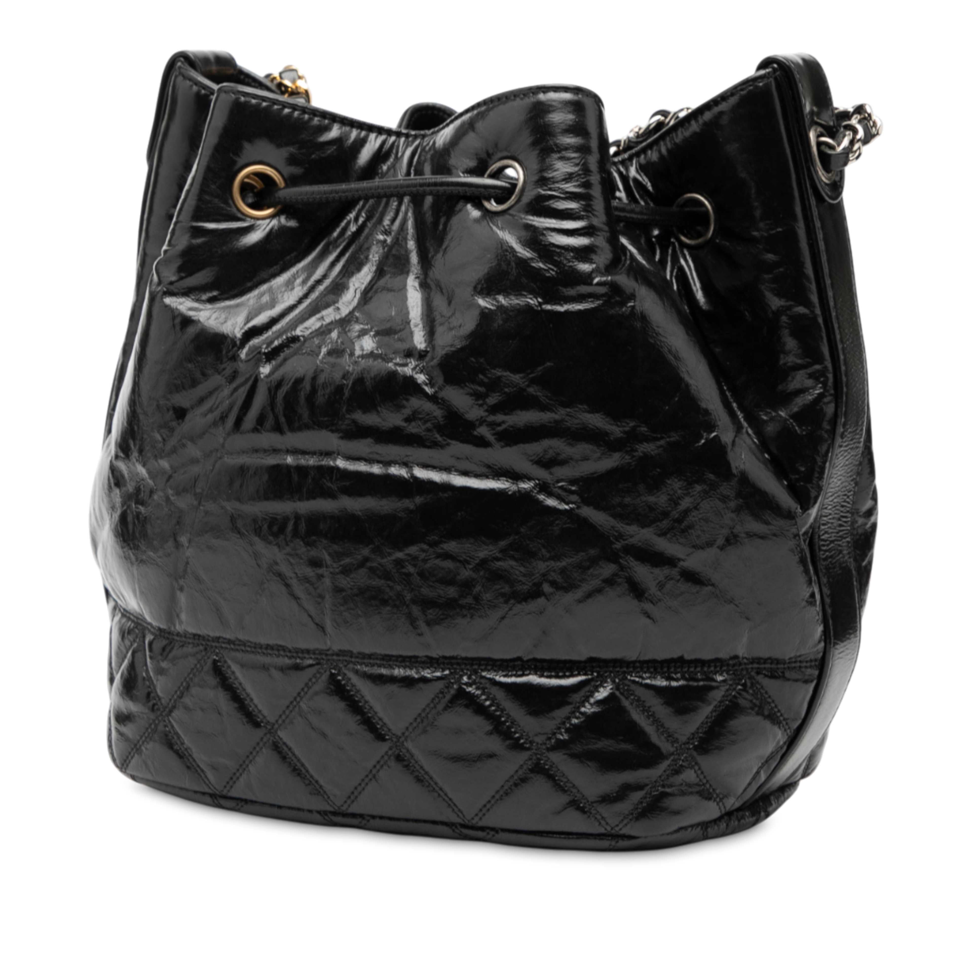 Chanel Shiny Aged Calfskin Cc Chain Drawstring Bucket Bag, från Luxclusif, i färgen black. Klicka för att öppna bilden i stort format