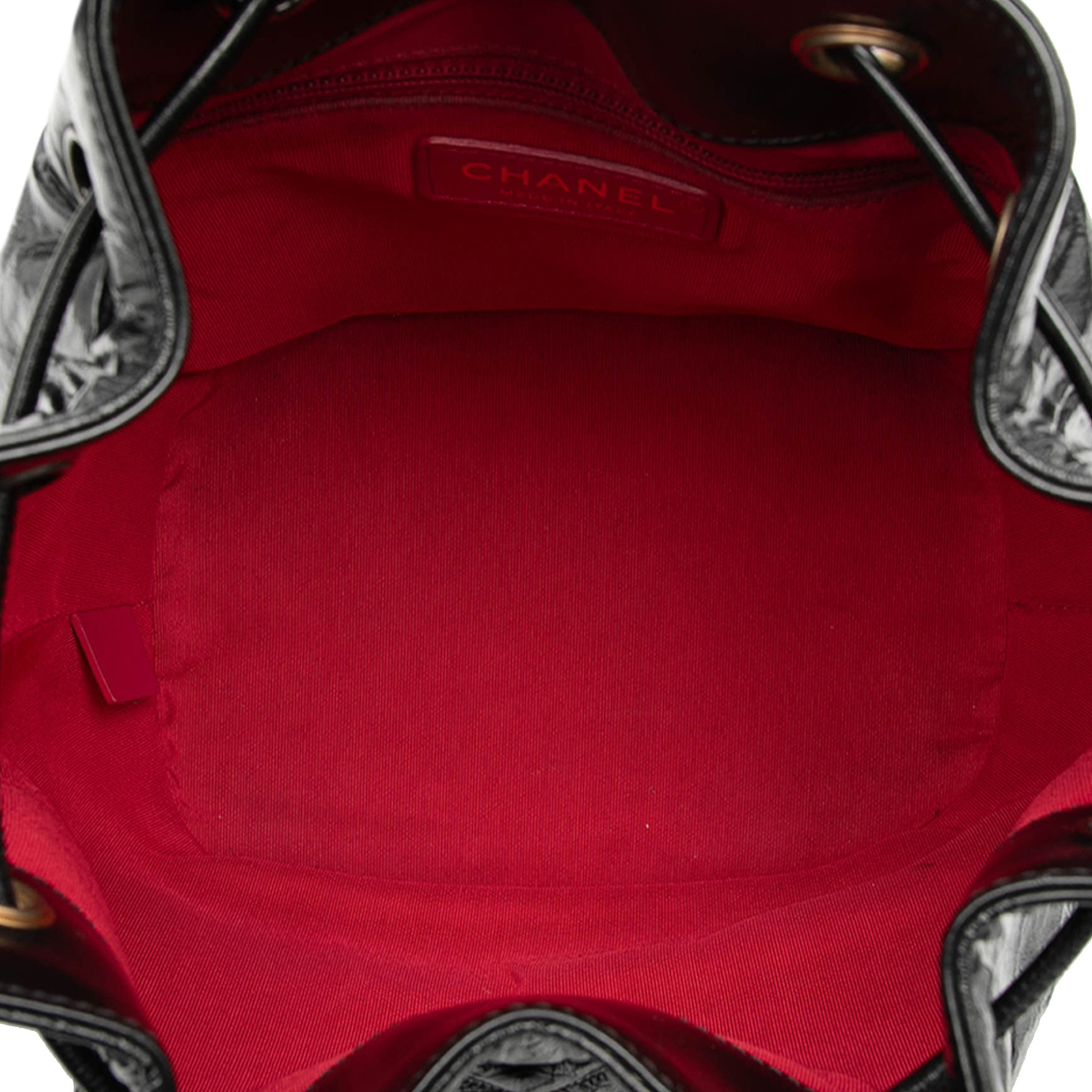 Chanel Shiny Aged Calfskin Cc Chain Drawstring Bucket Bag, från Luxclusif, i färgen black. Klicka för att öppna bilden i stort format