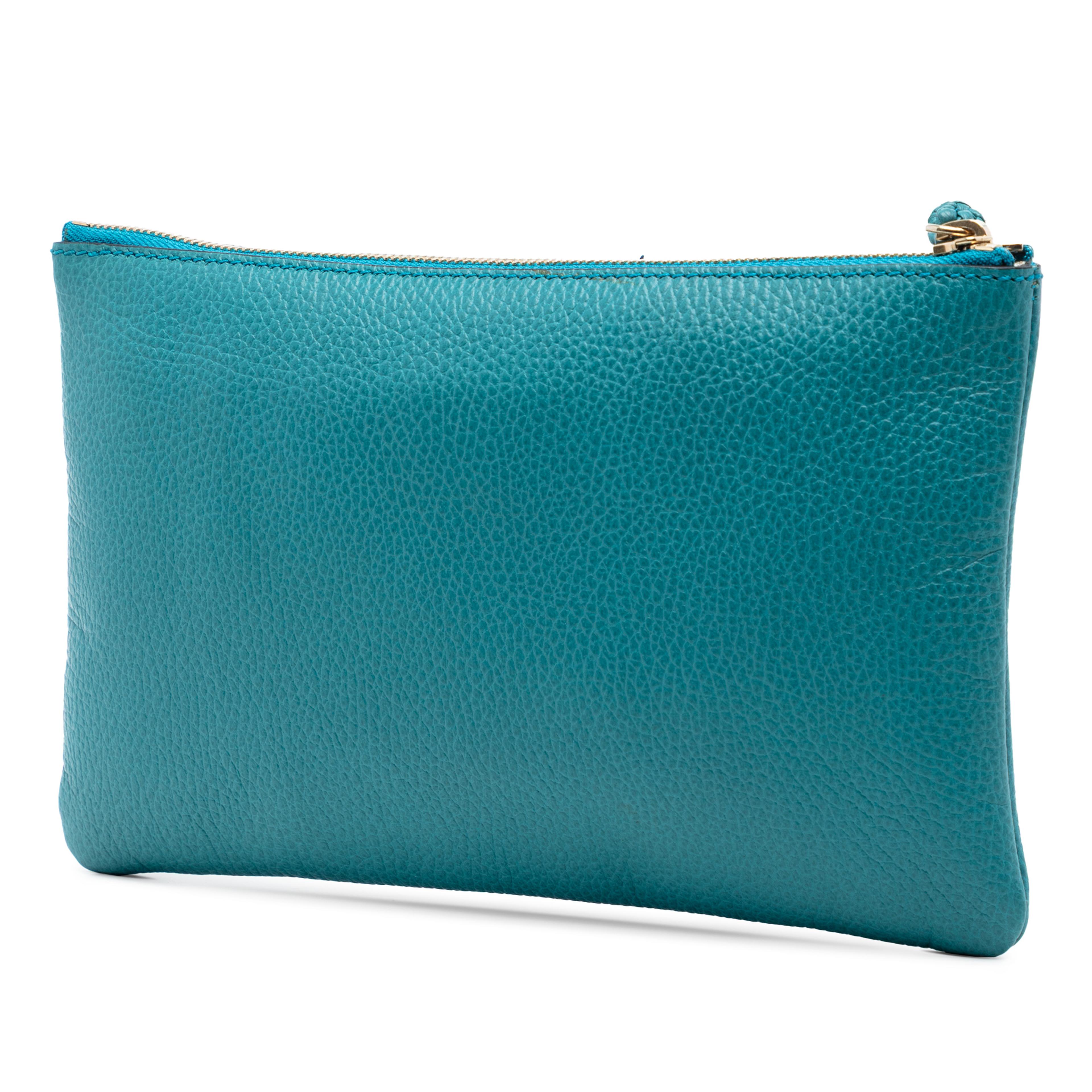 Gucci Calfskin Bamboo Clutch, från Luxclusif, i färgen blue. Klicka för att öppna bilden i stort format