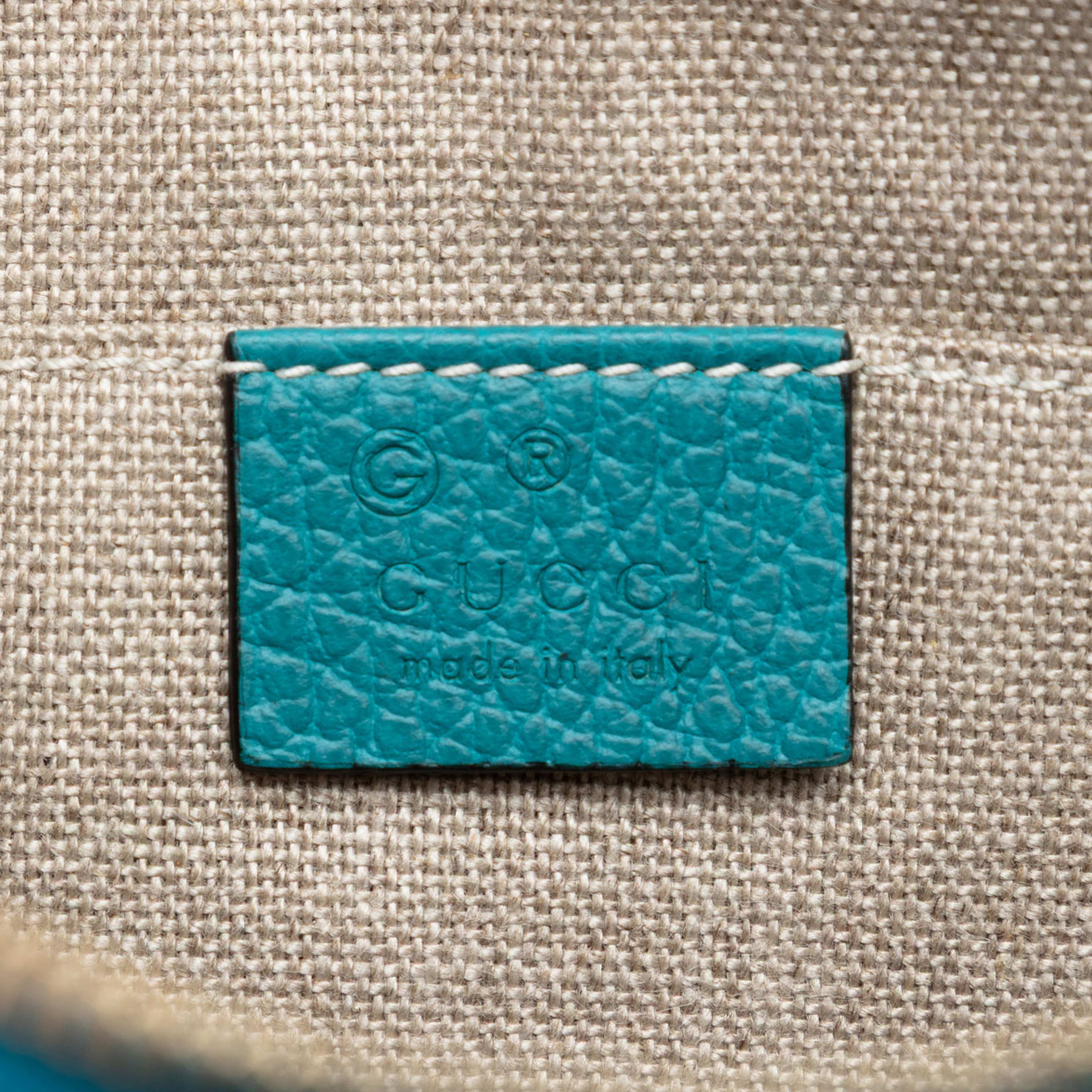 Gucci Calfskin Bamboo Clutch, från Luxclusif, i färgen blue. Klicka för att öppna bilden i stort format