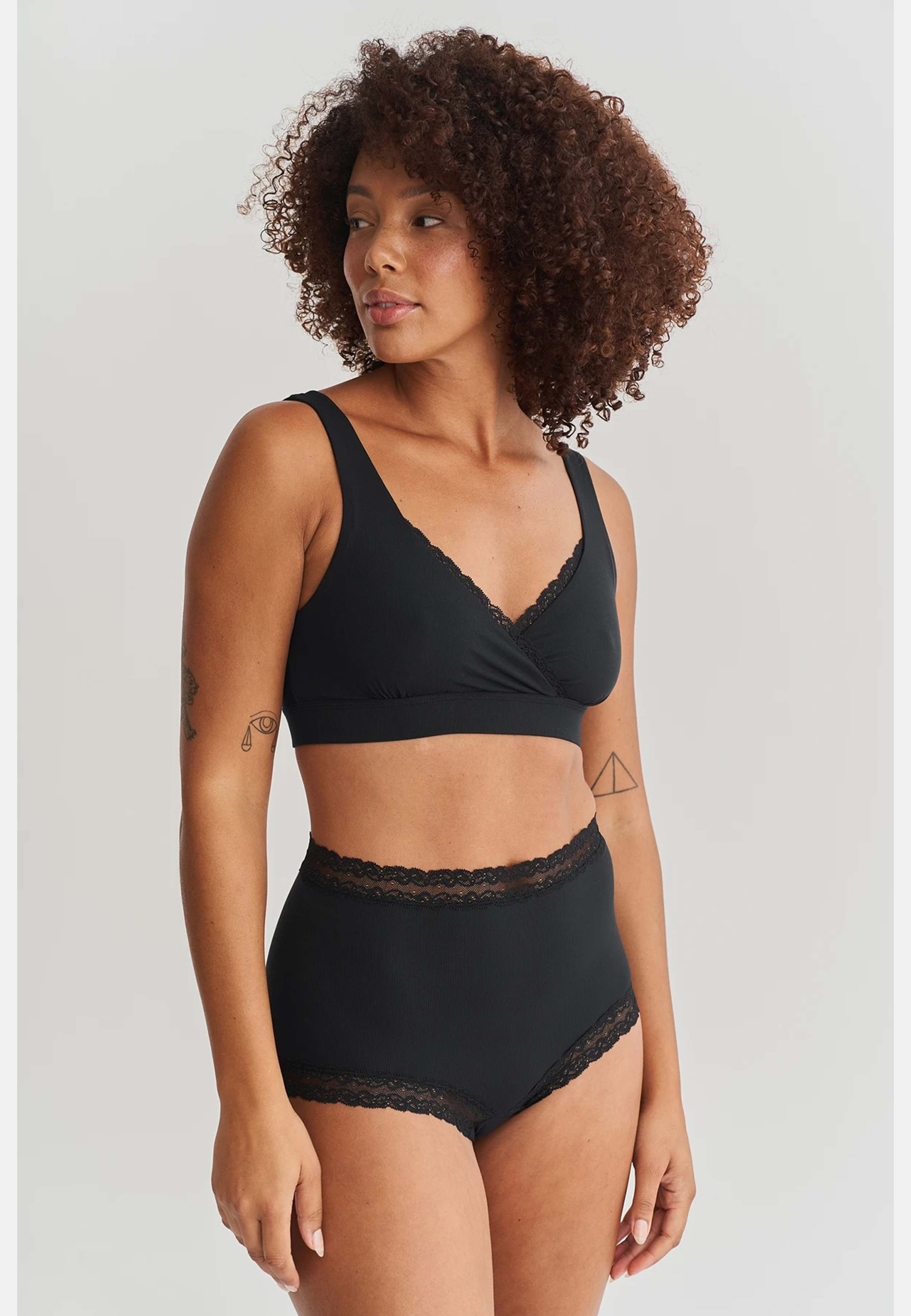 Flora High Waist Brief - Black, från FEMIQUE, i färgen black. Klicka för att öppna bilden i stort format