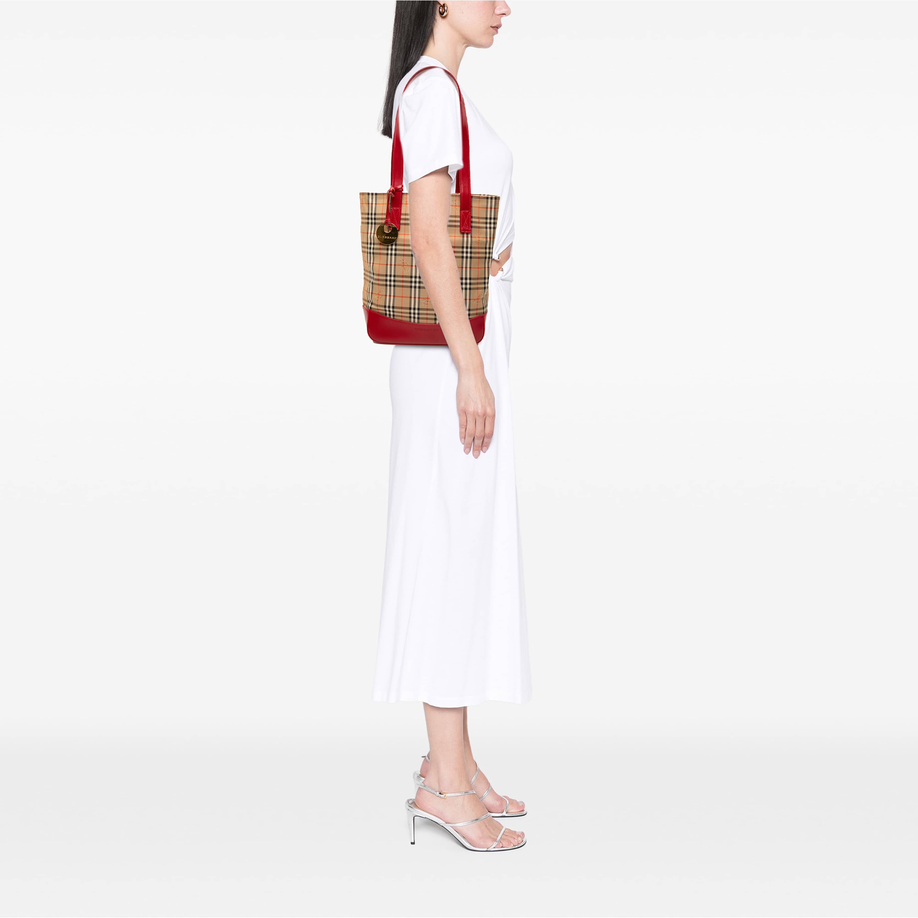 Burberry Haymarket Check Canvas Tote, från Luxclusif, i färgen röd. Klicka för att öppna bilden i stort format