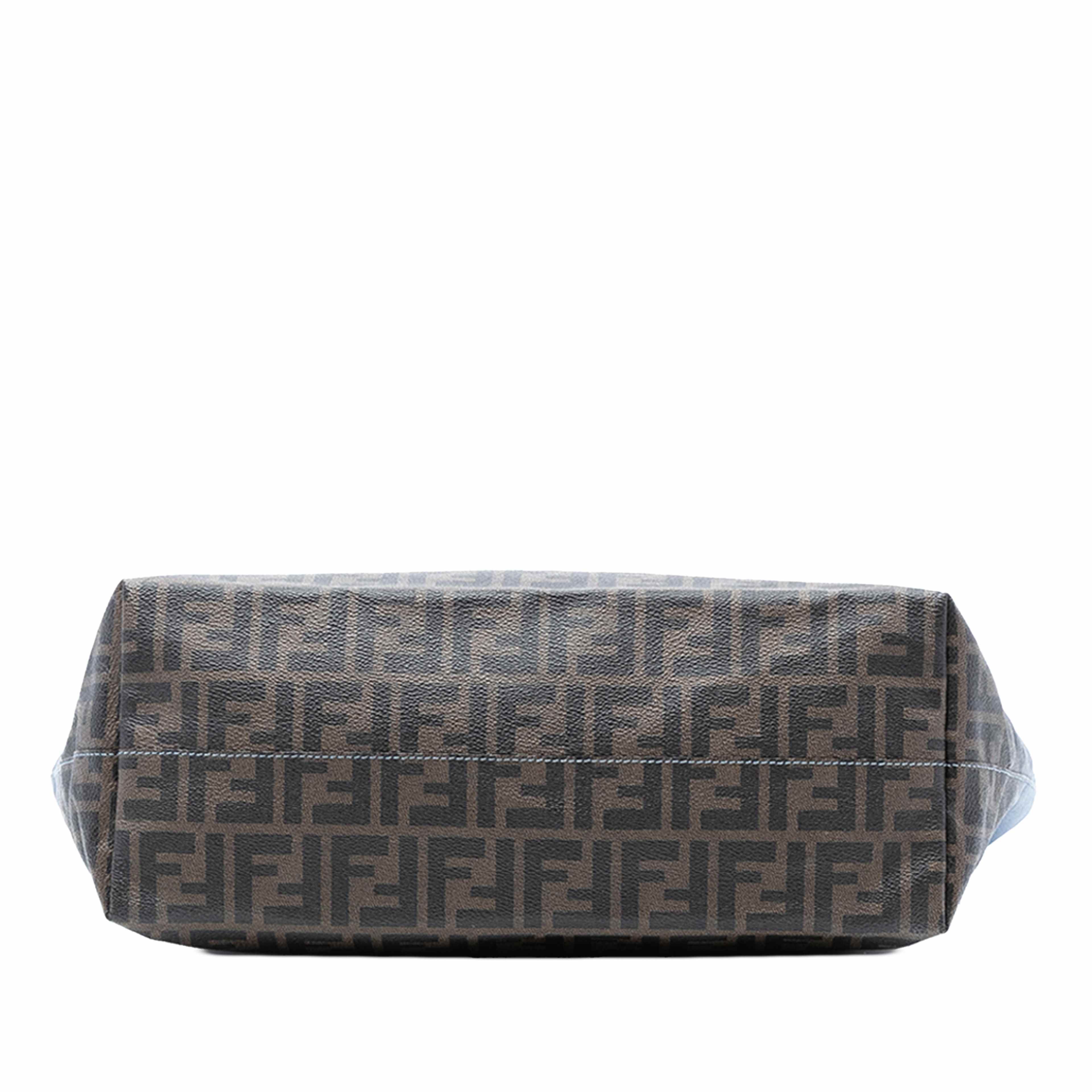 Fendi Medium Ombre Zucca Spalmati Roll Tote, från Luxclusif, i färgen light blue. Klicka för att öppna bilden i stort format