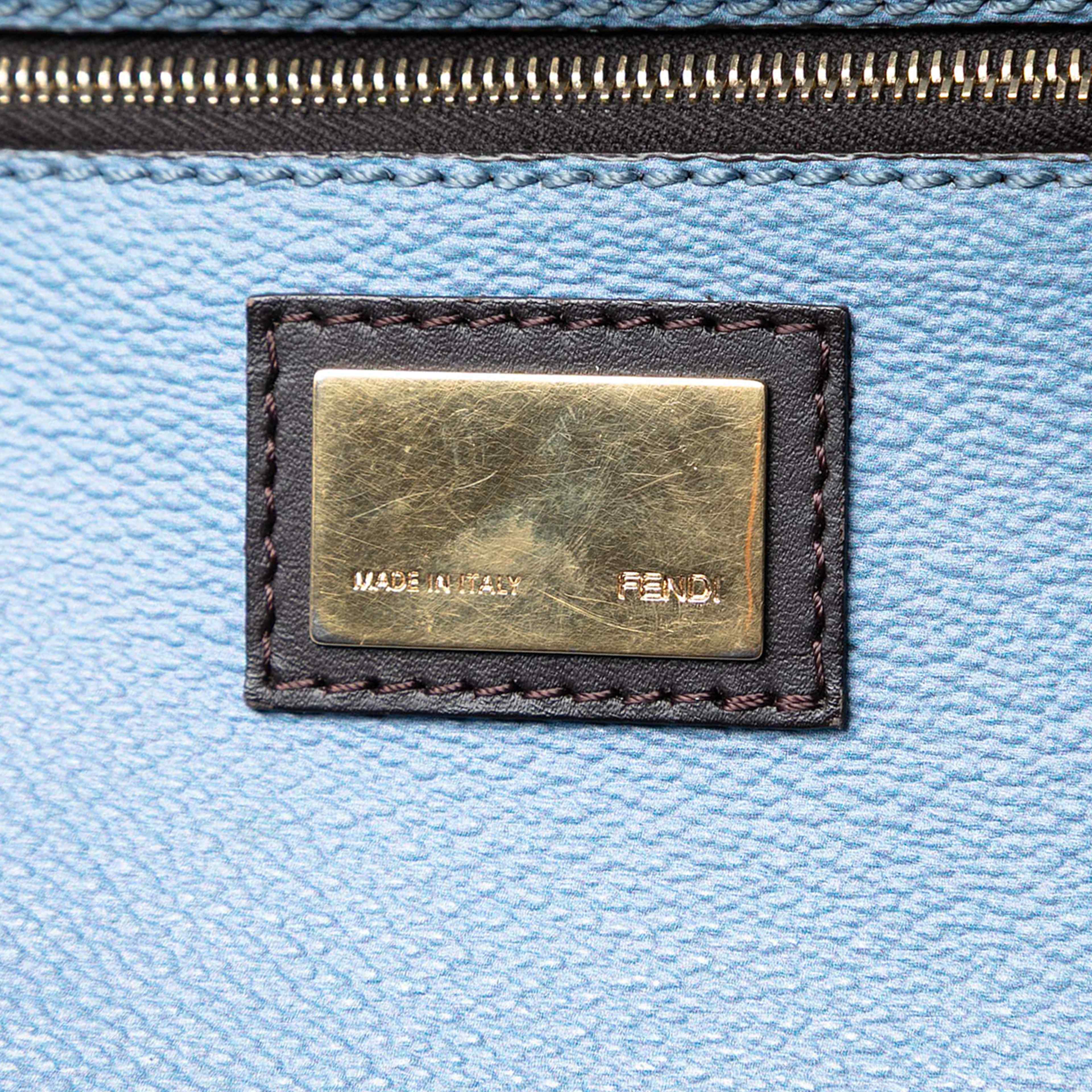 Fendi Medium Ombre Zucca Spalmati Roll Tote, från Luxclusif, i färgen light blue. Klicka för att öppna bilden i stort format