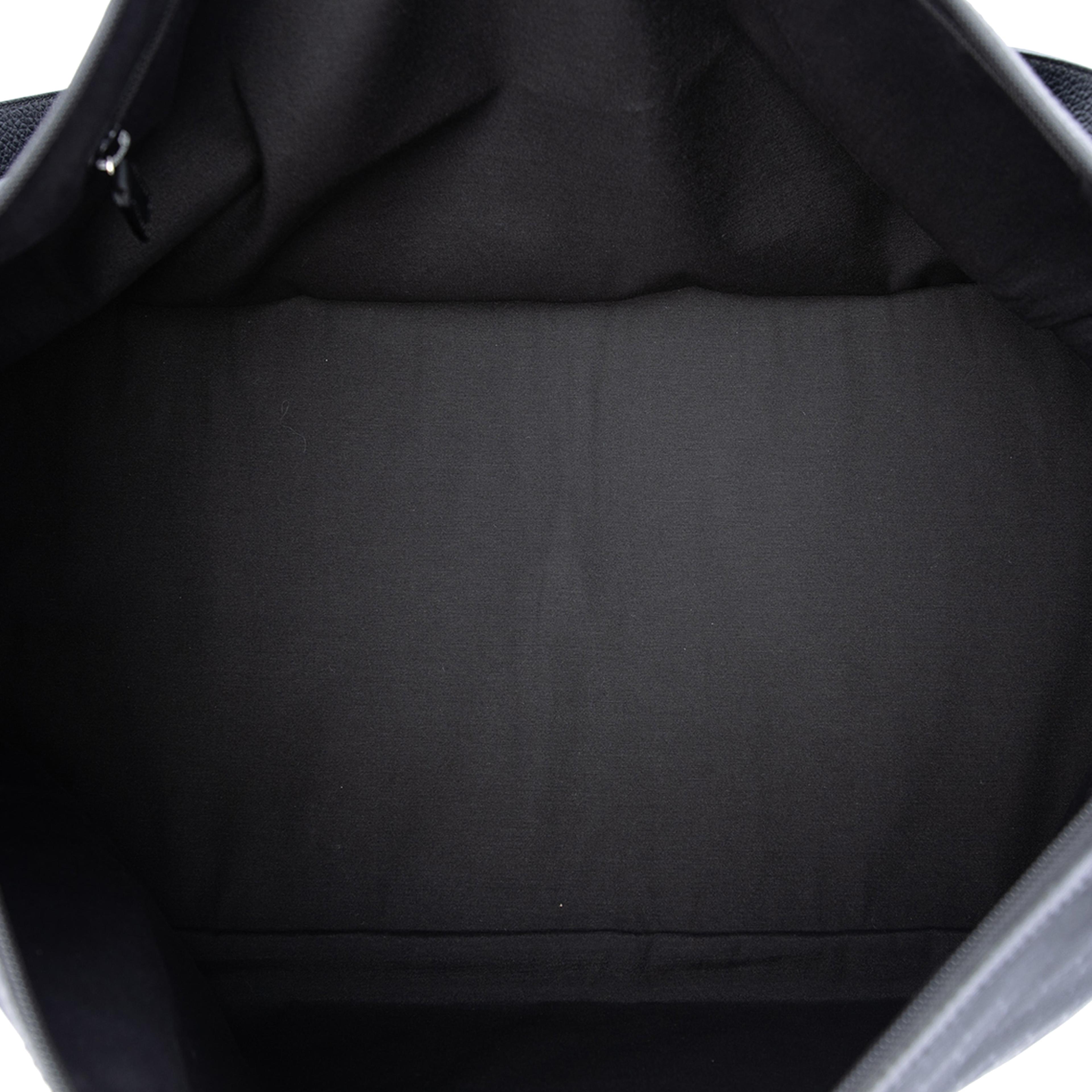 Gucci Xl Gg Nylon Travel Bag, från Luxclusif, i färgen svart. Klicka för att öppna bilden i stort format