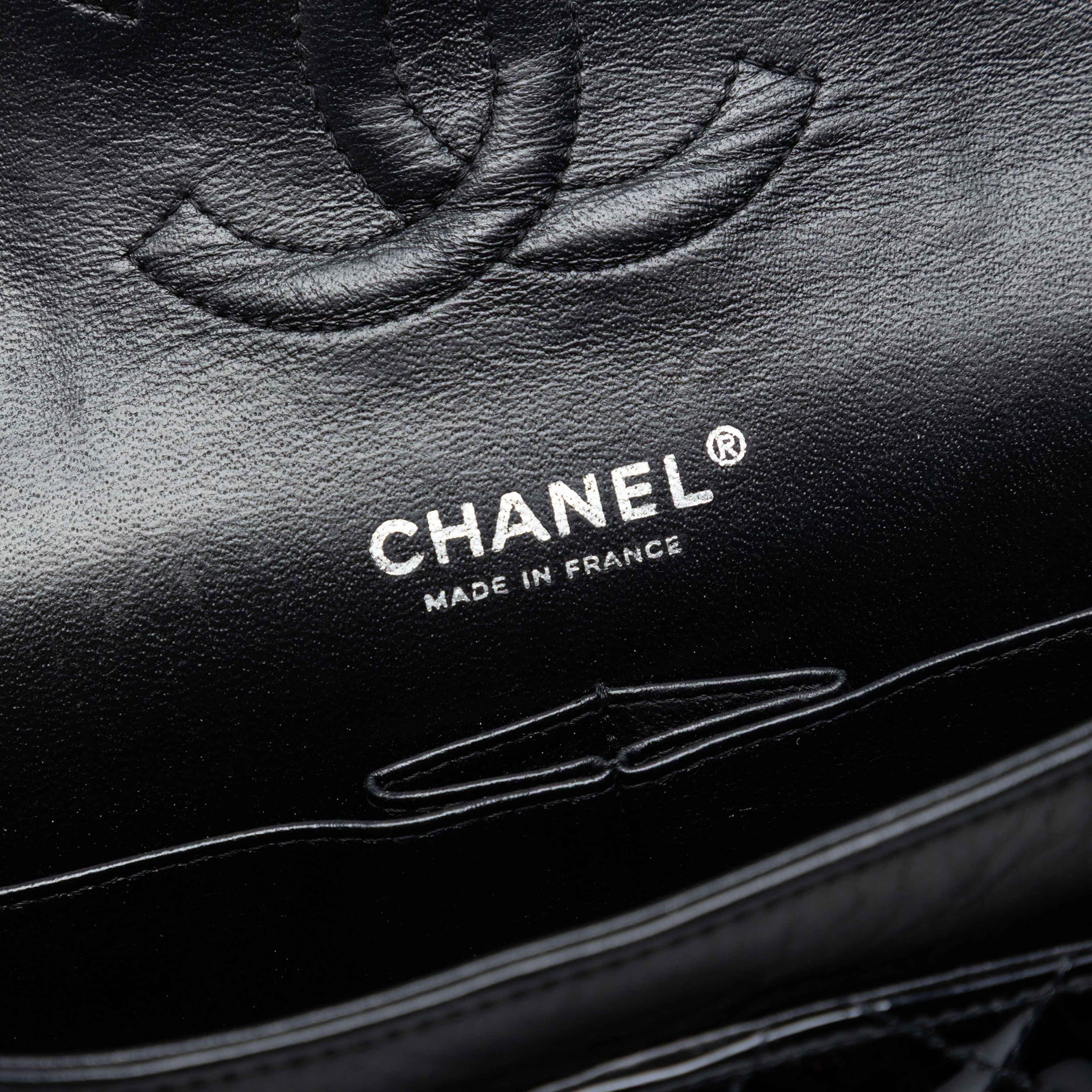 Chanel Medium Classic Patent Double Flap, från Luxclusif, i färgen black. Klicka för att öppna bilden i stort format