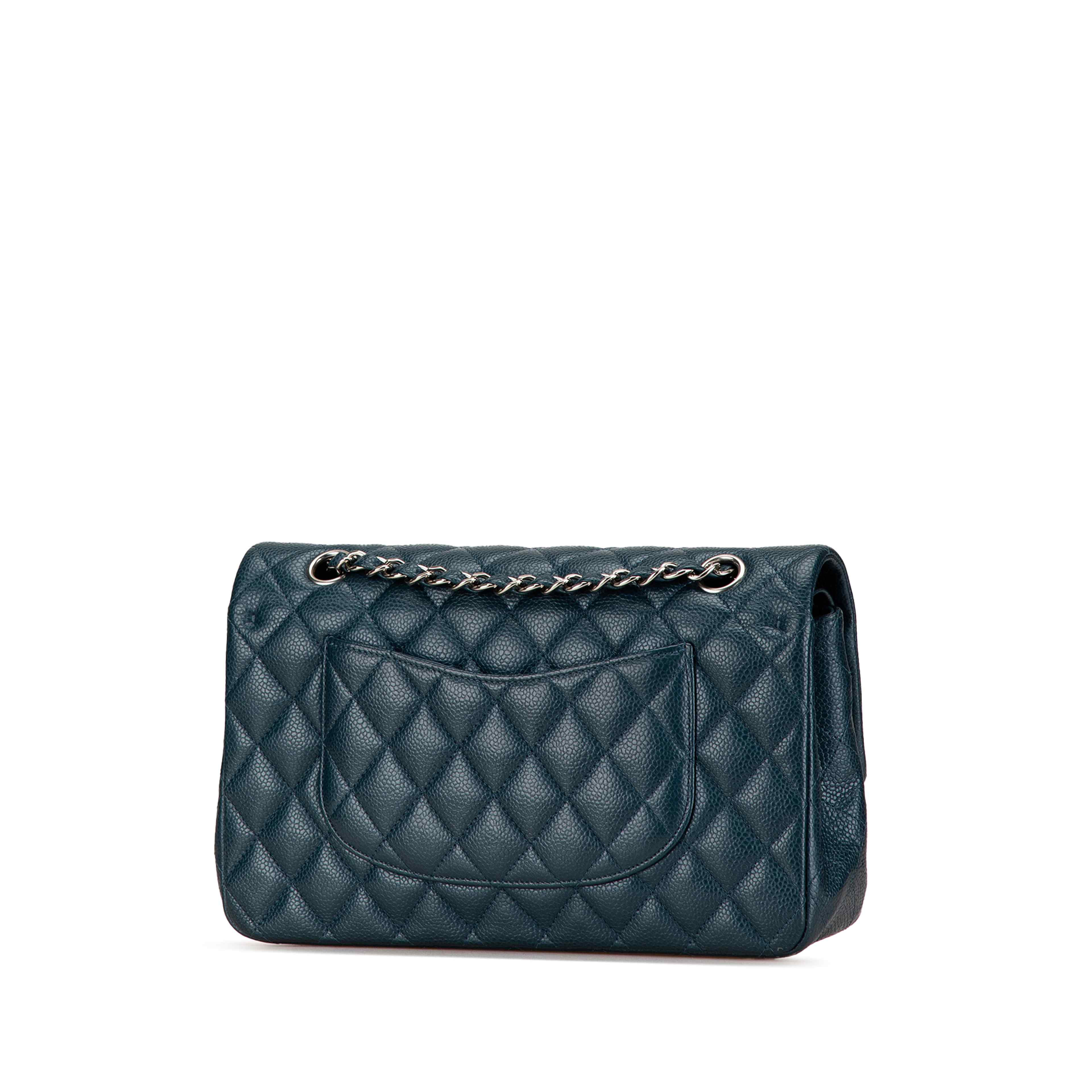 Chanel Medium Classic Caviar Double Flap, från Luxclusif, i färgen dark blue. Klicka för att öppna bilden i stort format