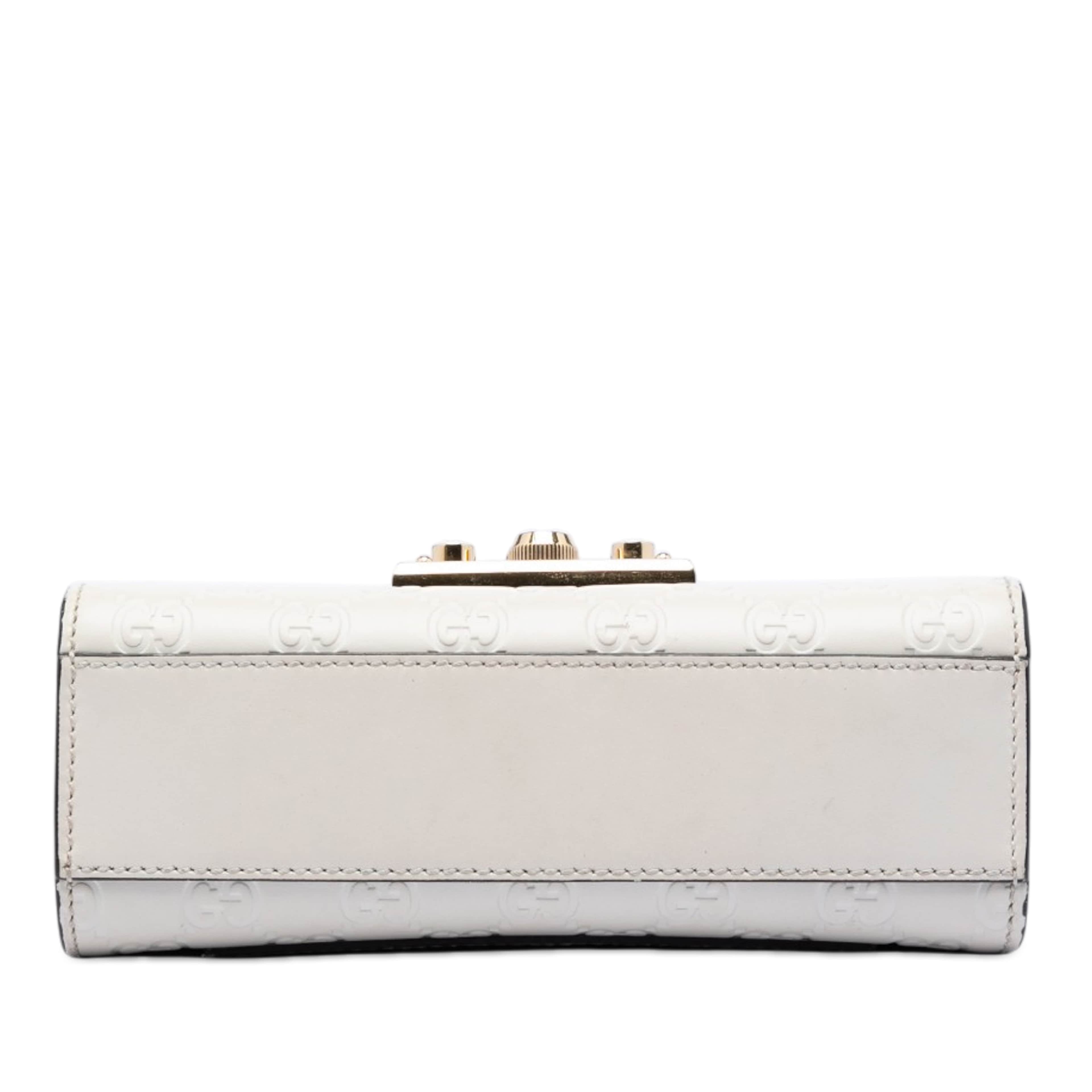 Gucci Small Guccissima Padlock Crossbody, från Luxclusif, i färgen white. Klicka för att öppna bilden i stort format