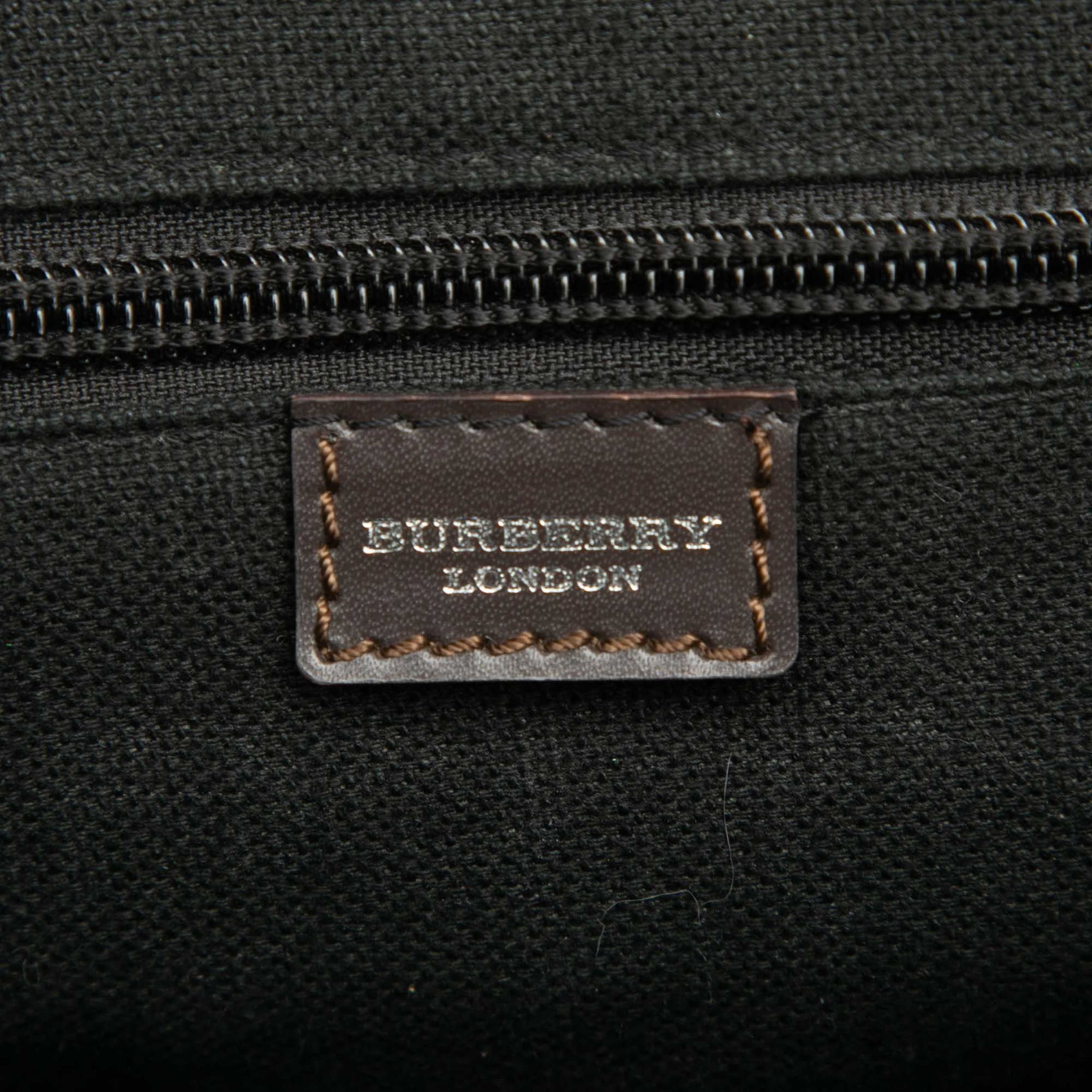 Burberry Smoke Check Coated Canvas And Leather Crossbody, från Luxclusif, i färgen dark brown. Klicka för att öppna bilden i stort format