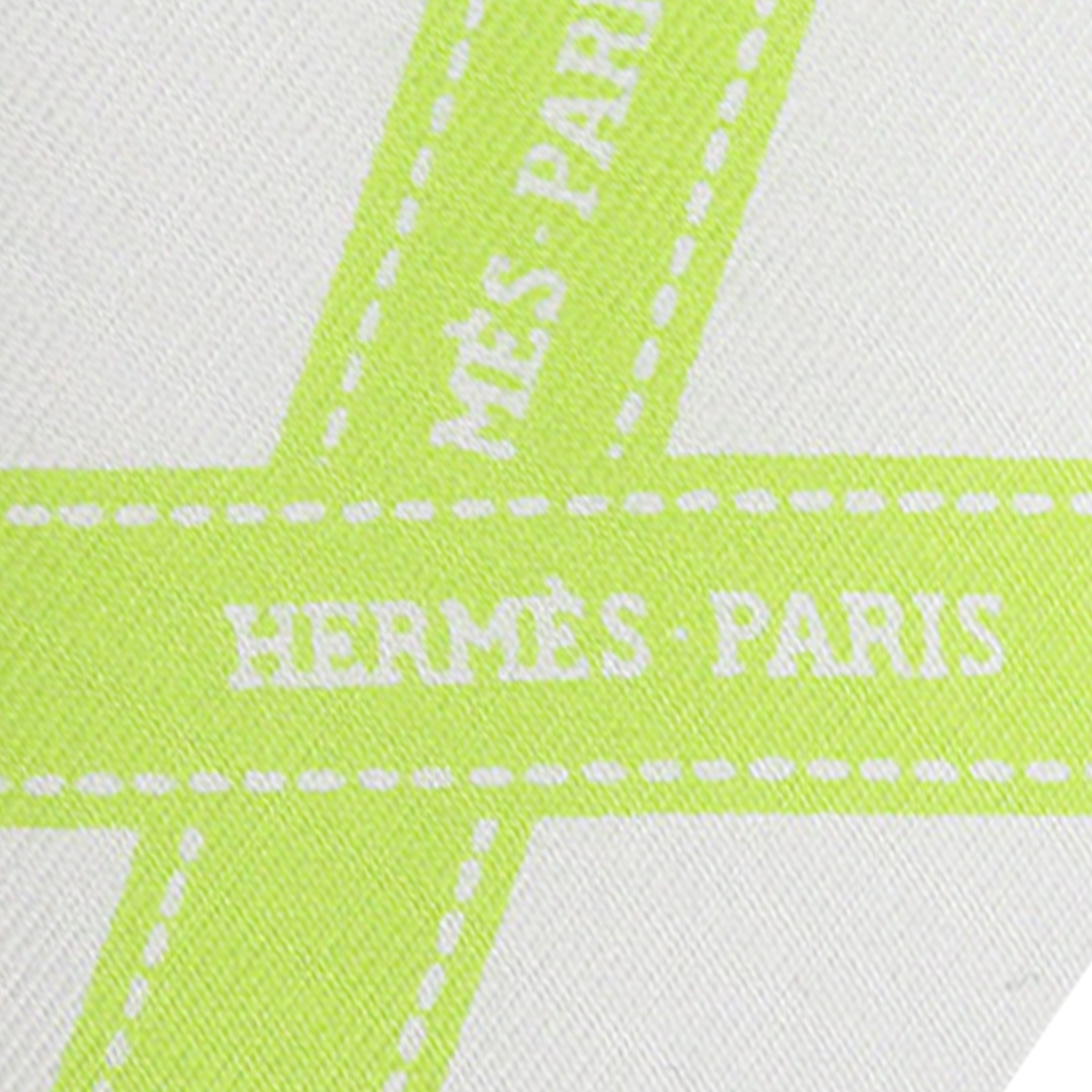 Hermès Bolduc Silk Scarf 45, från Luxclusif, i färgen white. Klicka för att öppna bilden i stort format