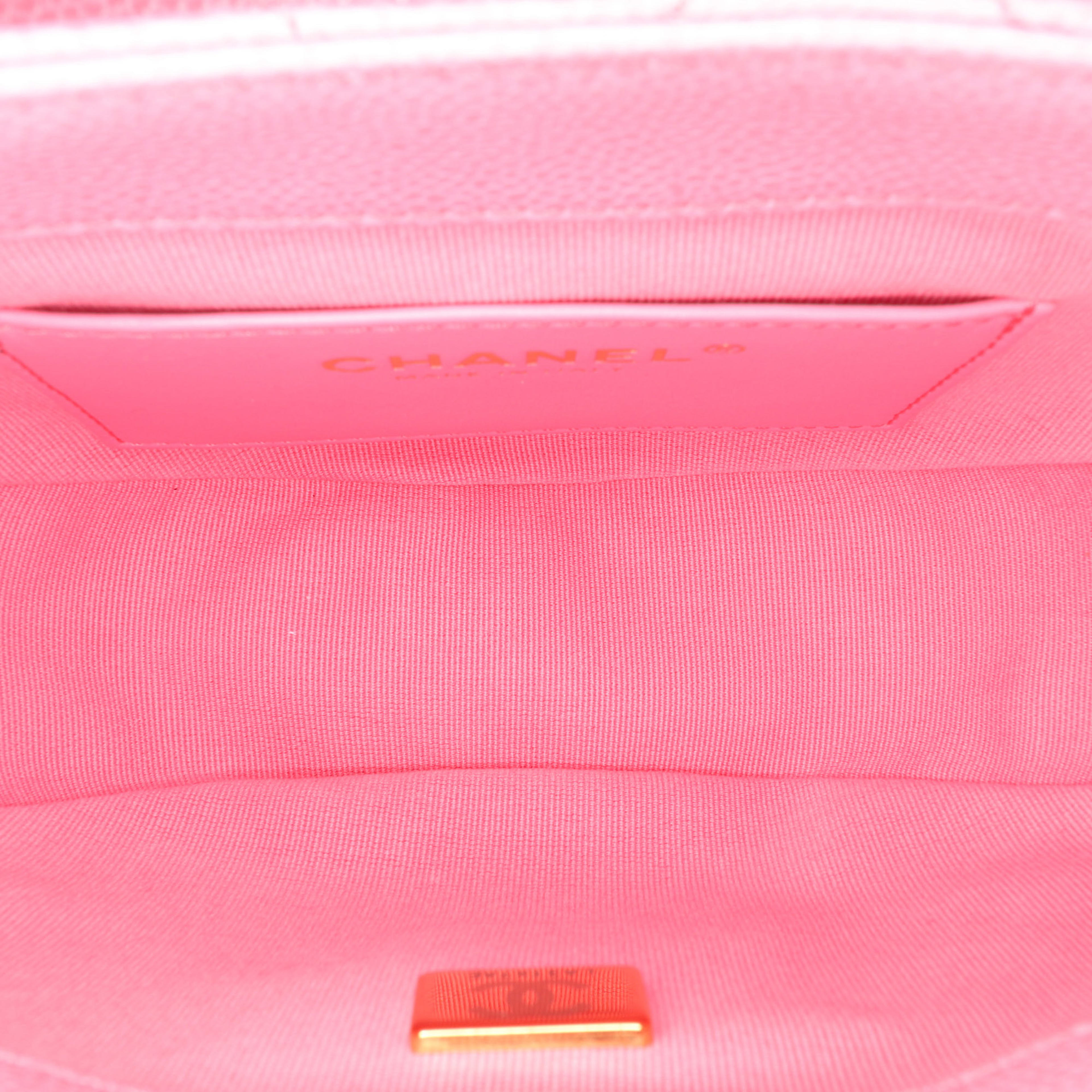 Chanel Mini Cc Quilted Caviar Messenger Flap, från Luxclusif, i färgen pink. Klicka för att öppna bilden i stort format