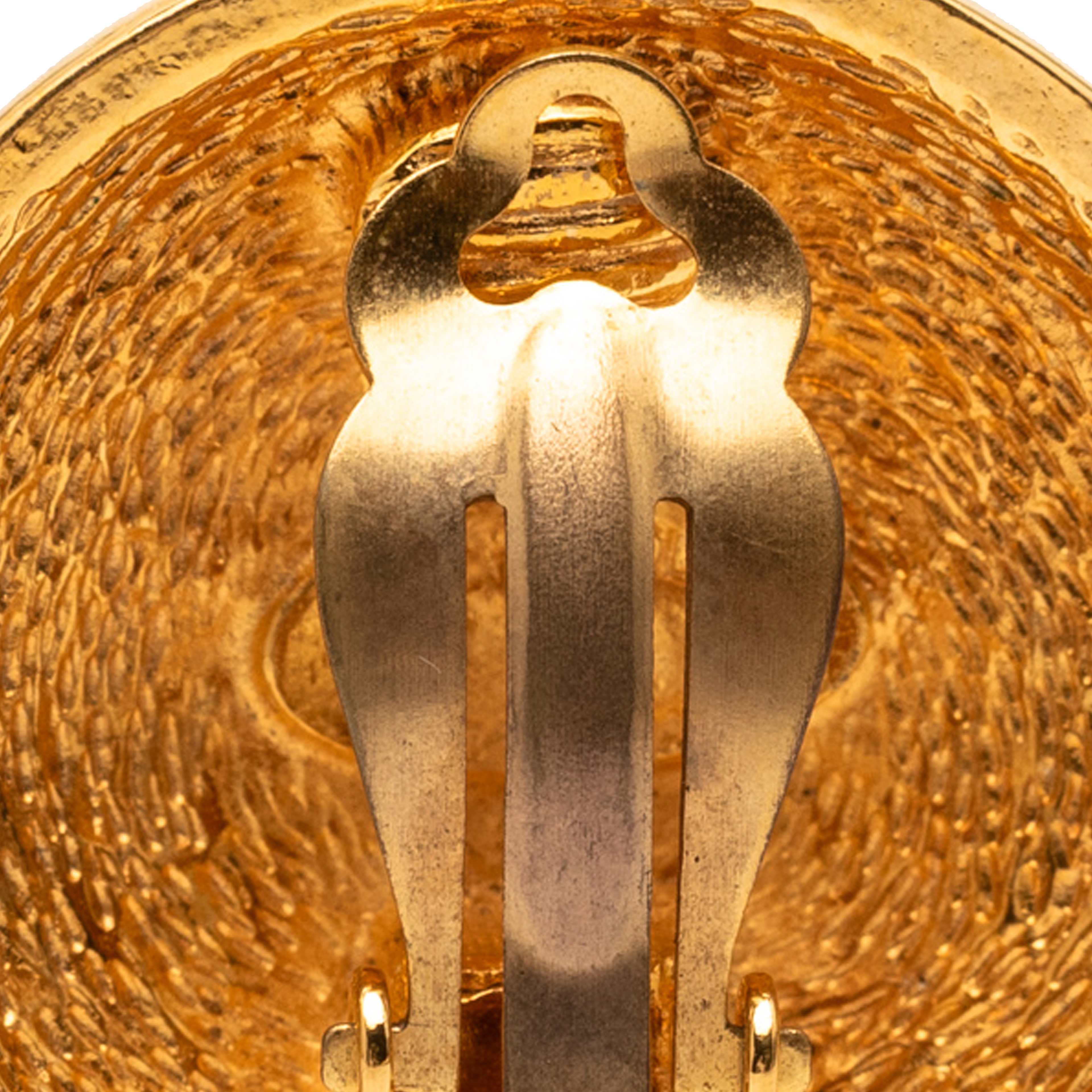 Chanel Gold Plated Cc Quilted Round Clip On Earrings, från Luxclusif, i färgen gold. Klicka för att öppna bilden i stort format