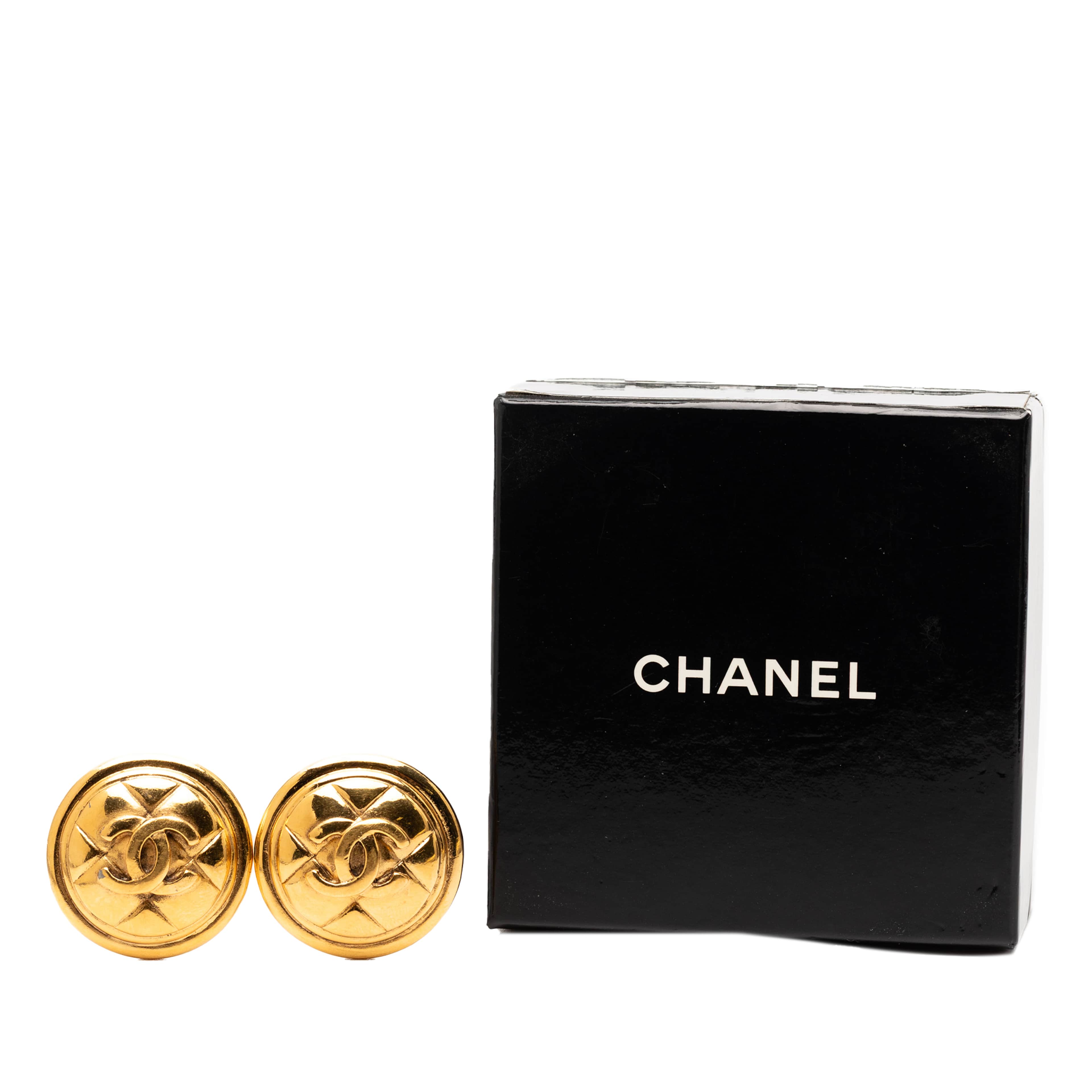 Chanel Gold Plated Cc Quilted Round Clip On Earrings, från Luxclusif, i färgen guld. Klicka för att öppna bilden i stort format