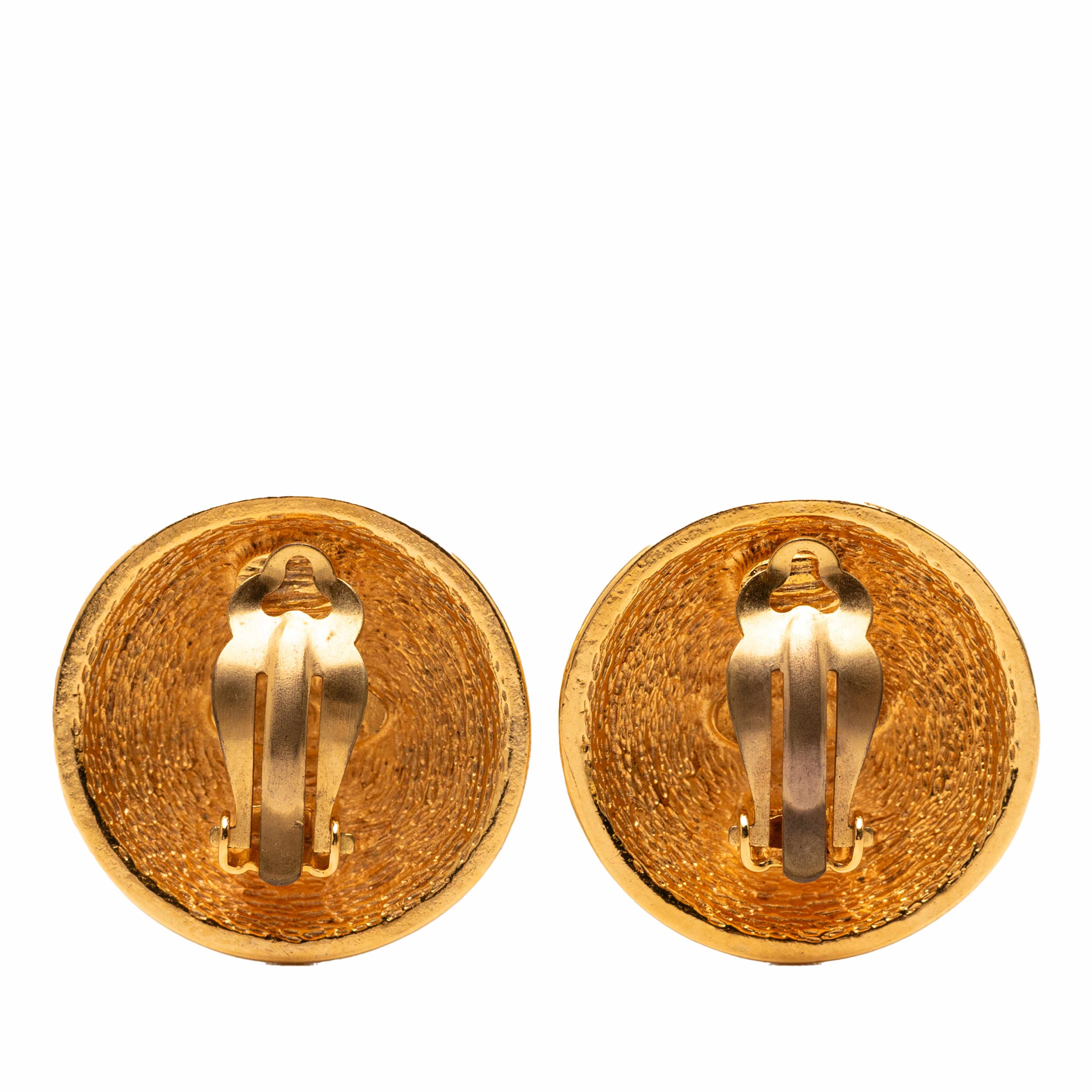 Chanel Gold Plated Cc Quilted Round Clip On Earrings, från Luxclusif, i färgen guld. Klicka för att öppna bilden i stort format