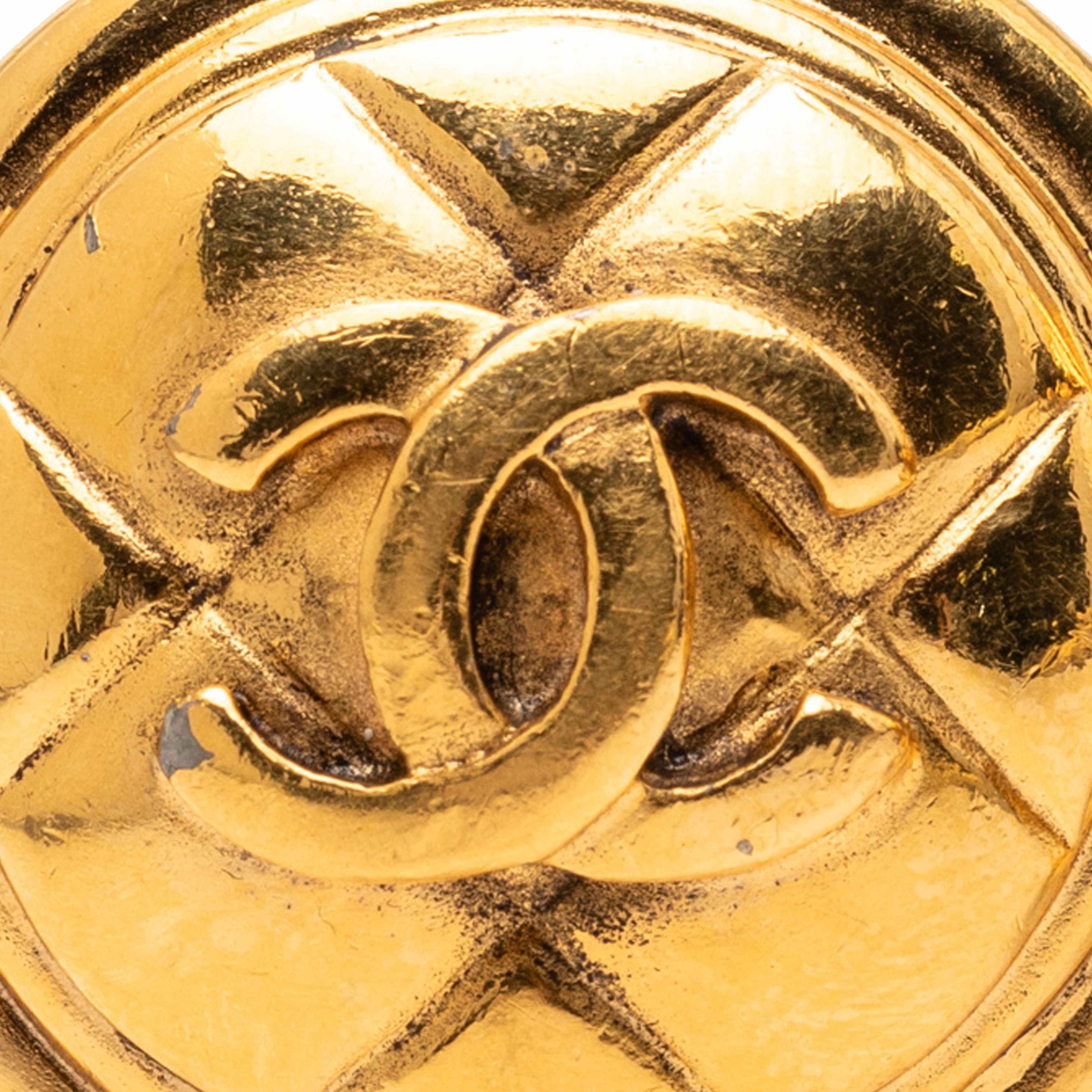 Chanel Gold Plated Cc Quilted Round Clip On Earrings, från Luxclusif, i färgen gold. Klicka för att öppna bilden i stort format