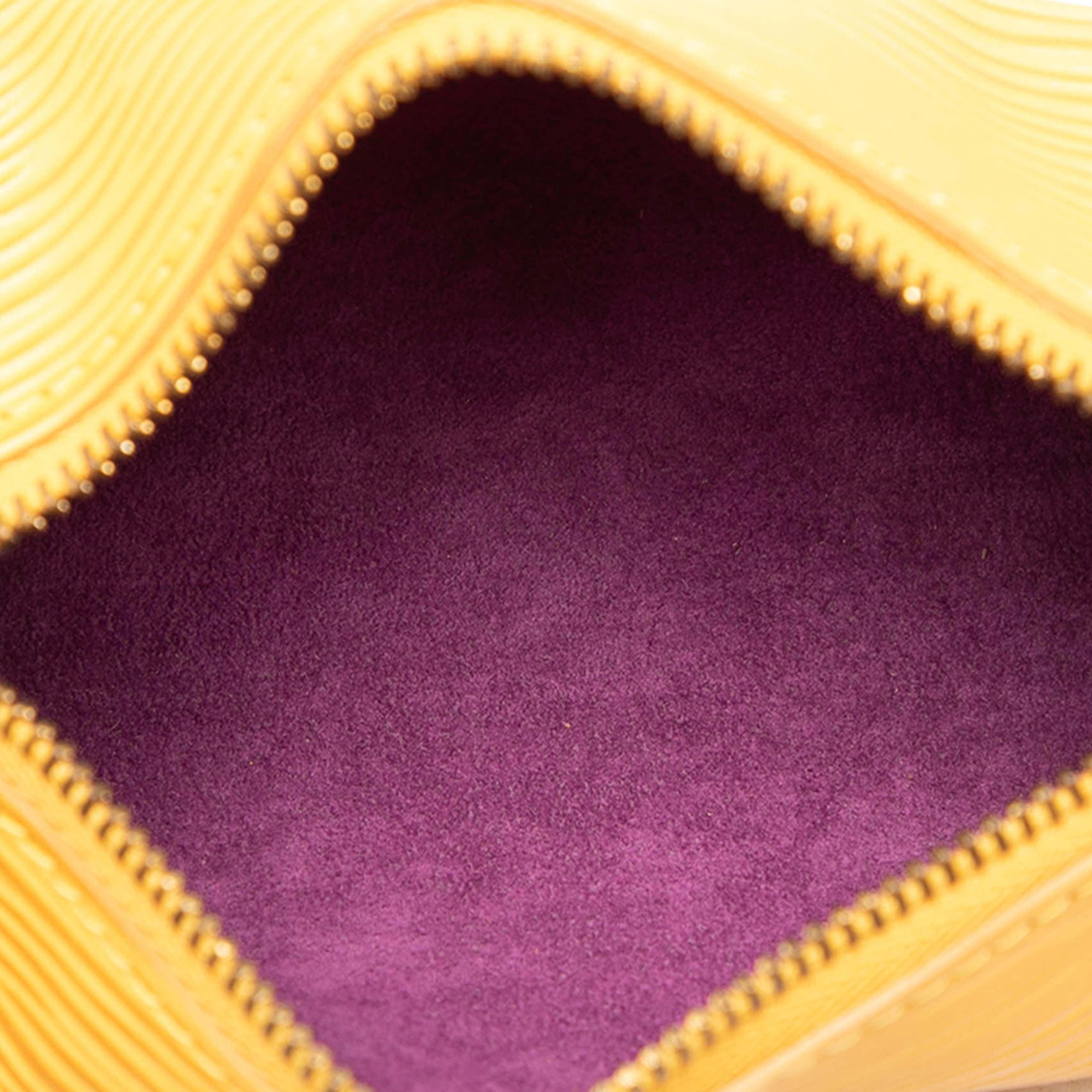 Louis Vuitton Epi Papillon Pochette, från Luxclusif, i färgen gul. Klicka för att öppna bilden i stort format