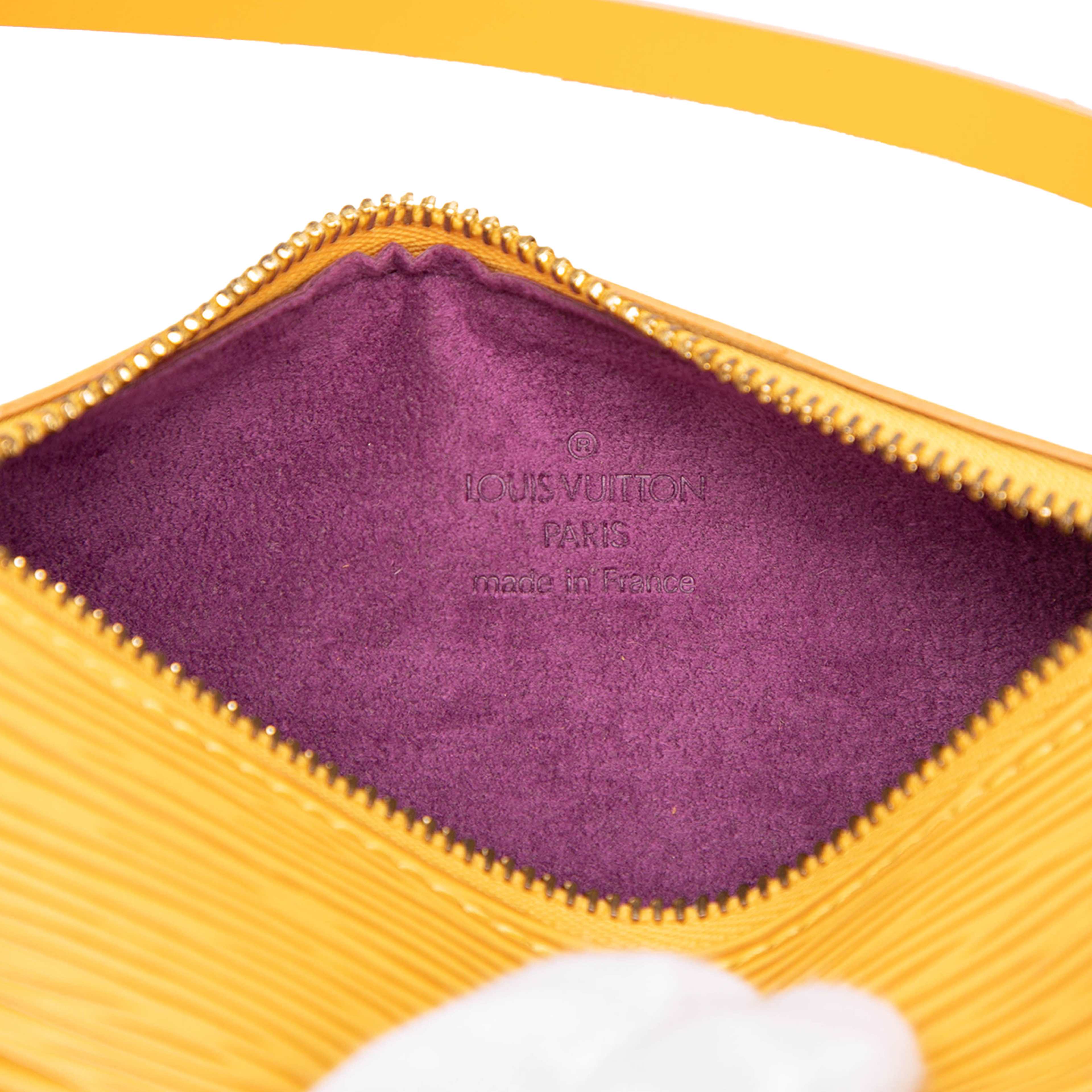 Louis Vuitton Epi Papillon Pochette, från Luxclusif, i färgen gul. Klicka för att öppna bilden i stort format