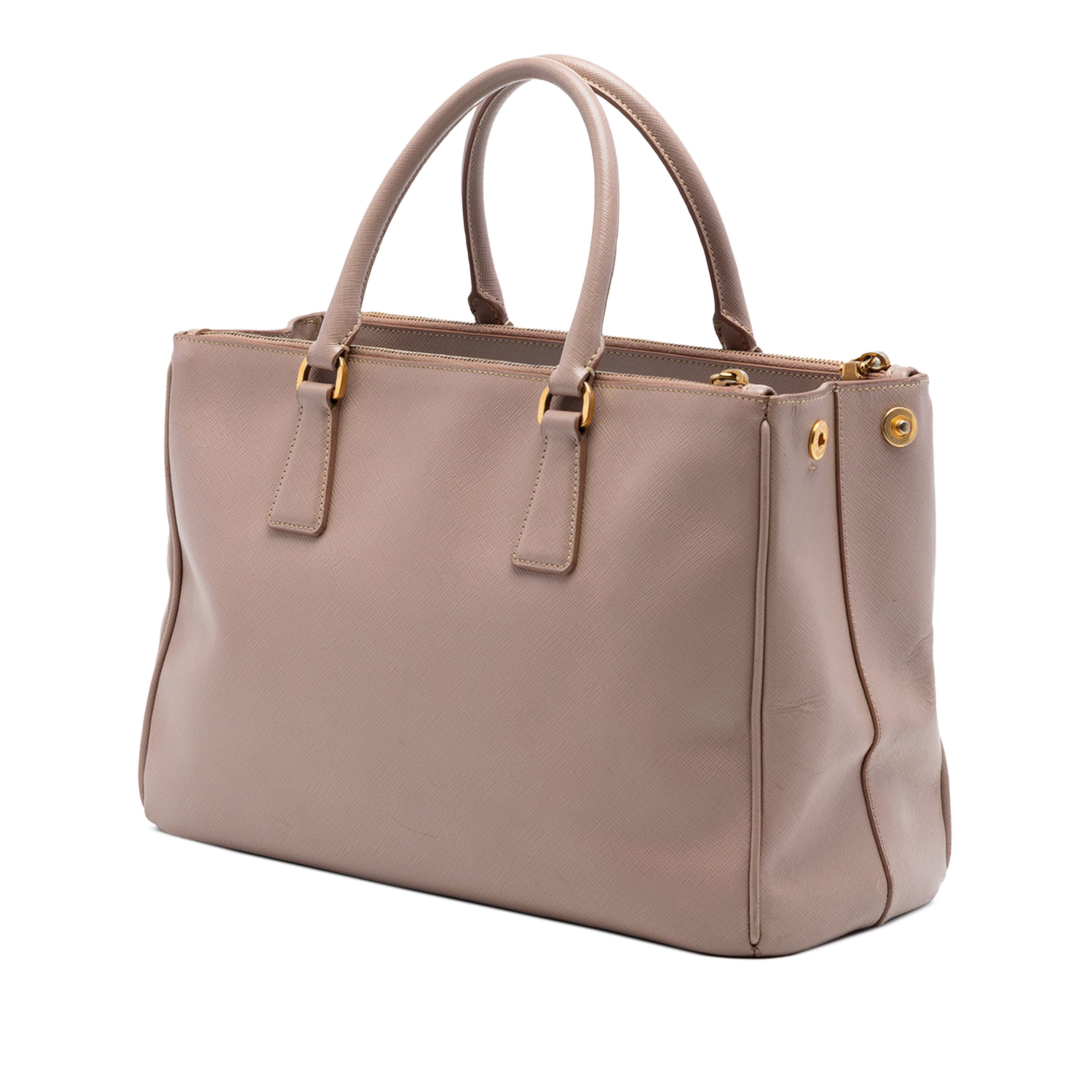 Prada Medium Saffiano Lux Galleria Double Zip Tote, från Luxclusif, i färgen nude. Klicka för att öppna bilden i stort format
