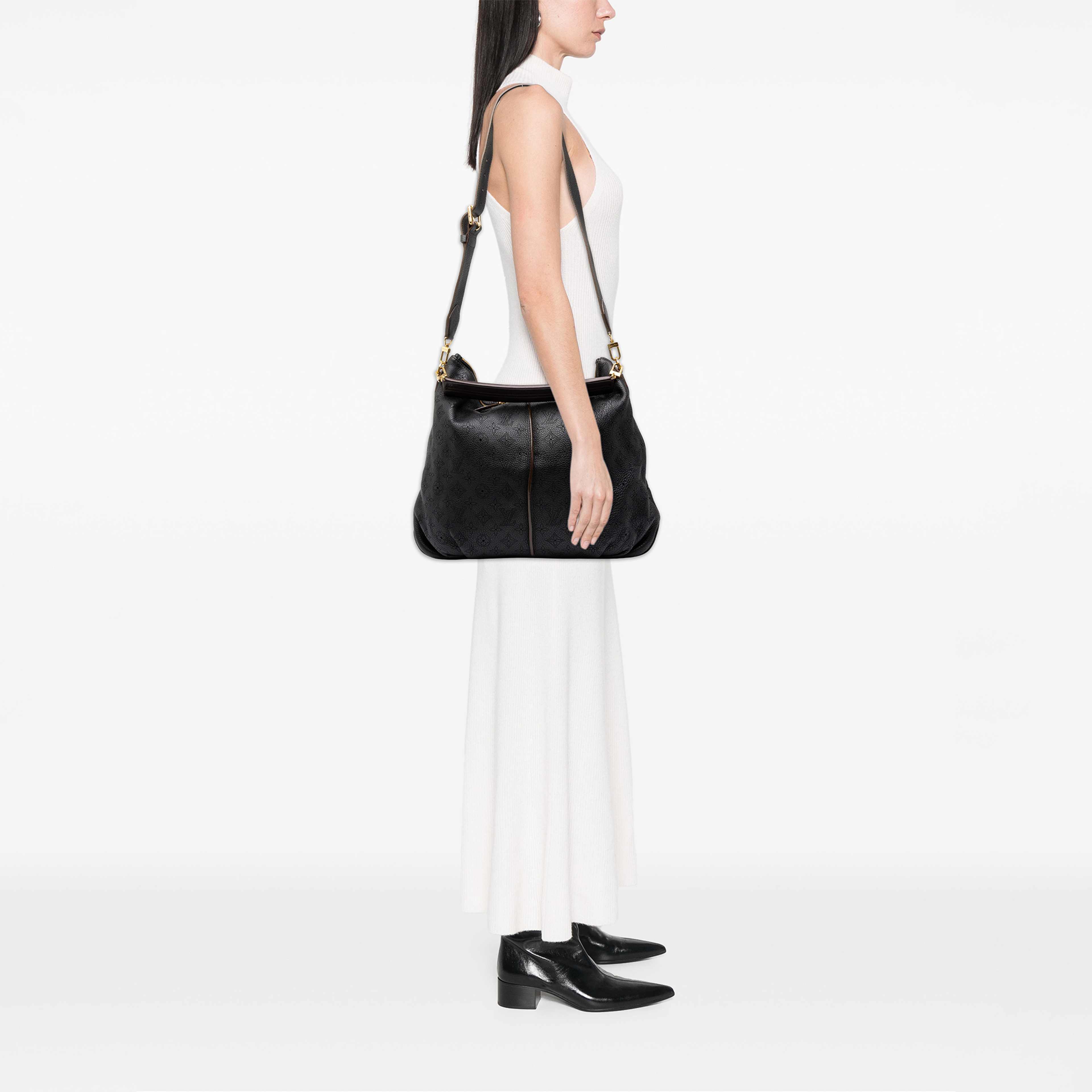 Louis Vuitton Monogram Mahina Selene Mm, från Luxclusif, i färgen svart. Klicka för att öppna bilden i stort format