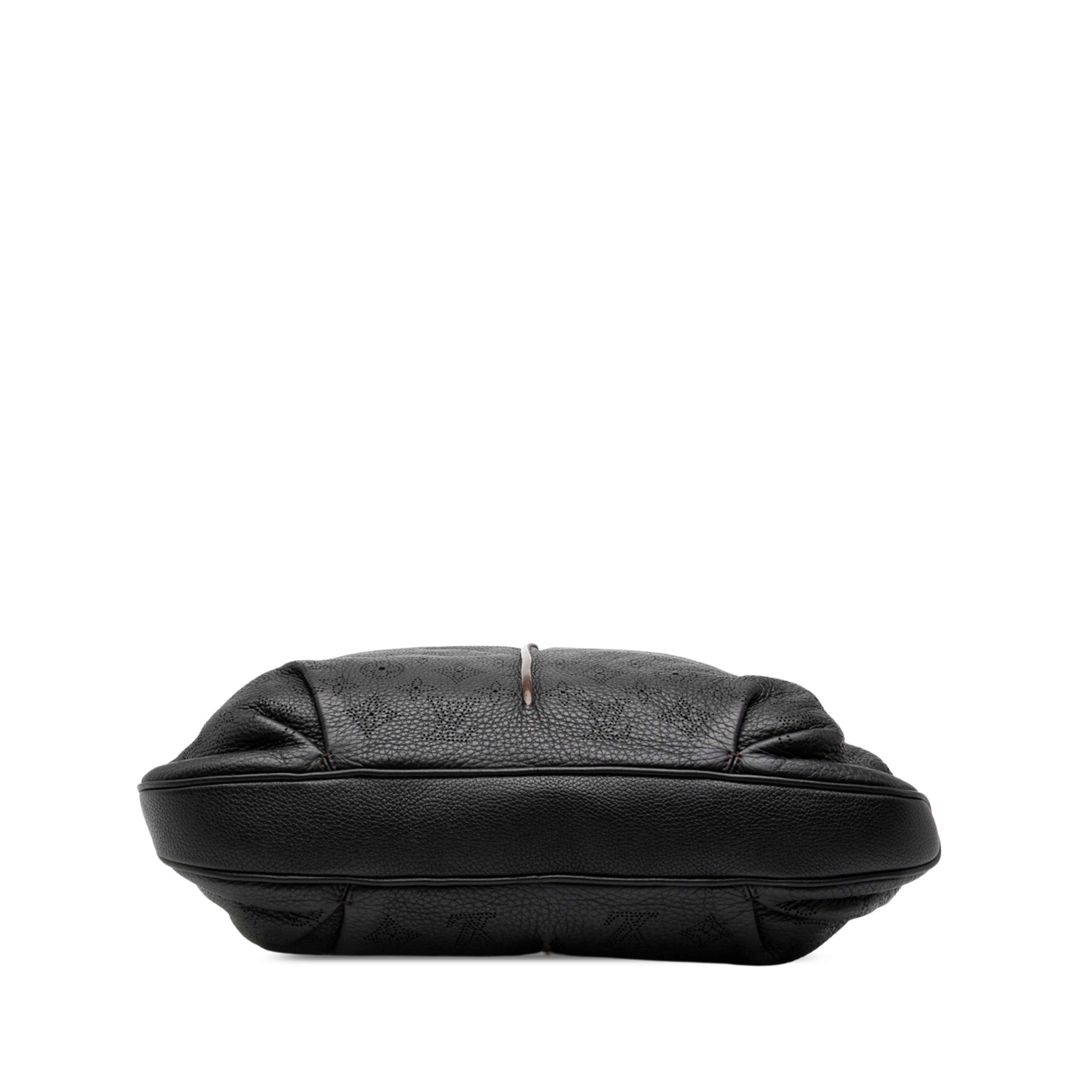 Louis Vuitton Monogram Mahina Selene Mm, från Luxclusif, i färgen svart. Klicka för att öppna bilden i stort format