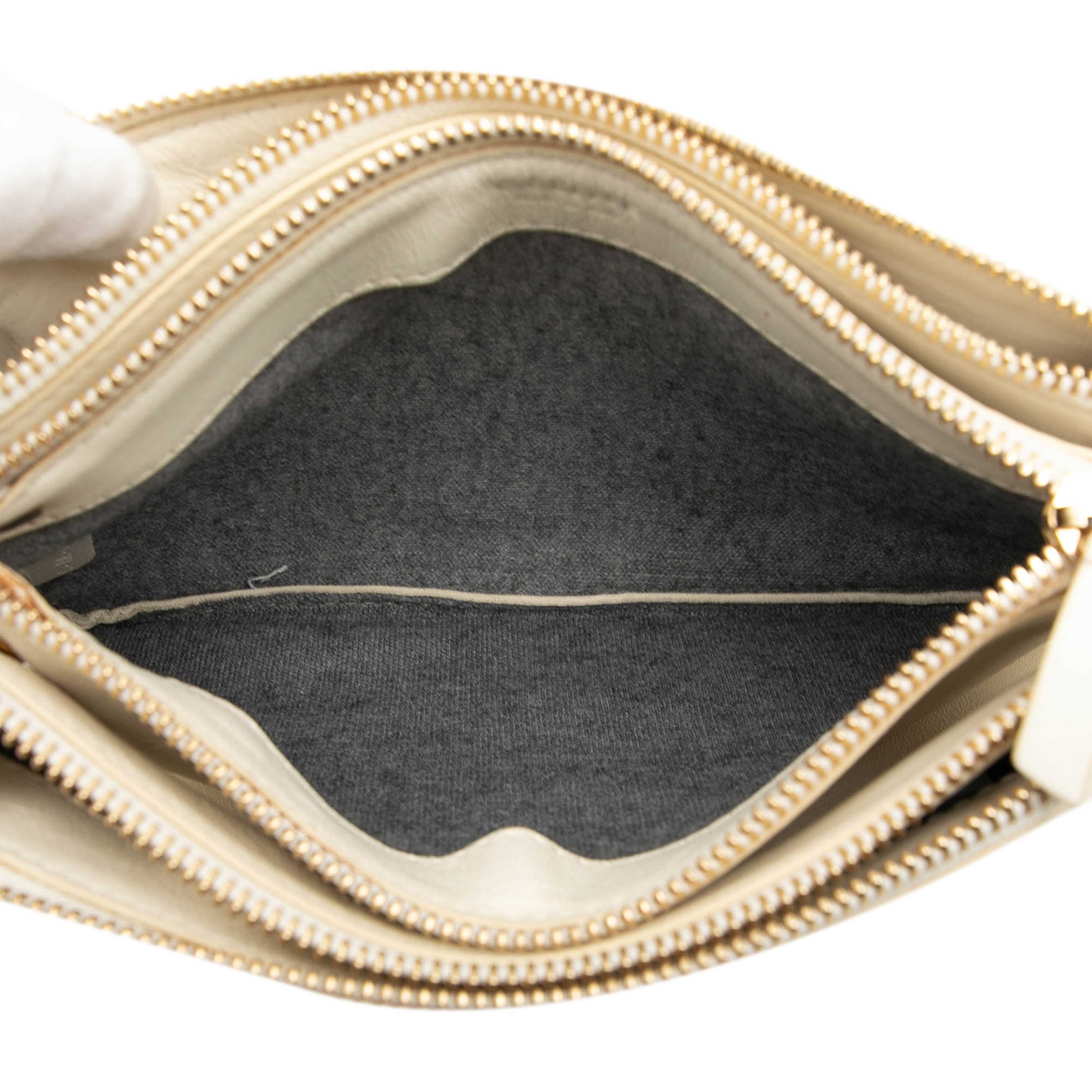 Celine Small Lambskin Trio Crossbody, från Luxclusif, i färgen white. Klicka för att öppna bilden i stort format