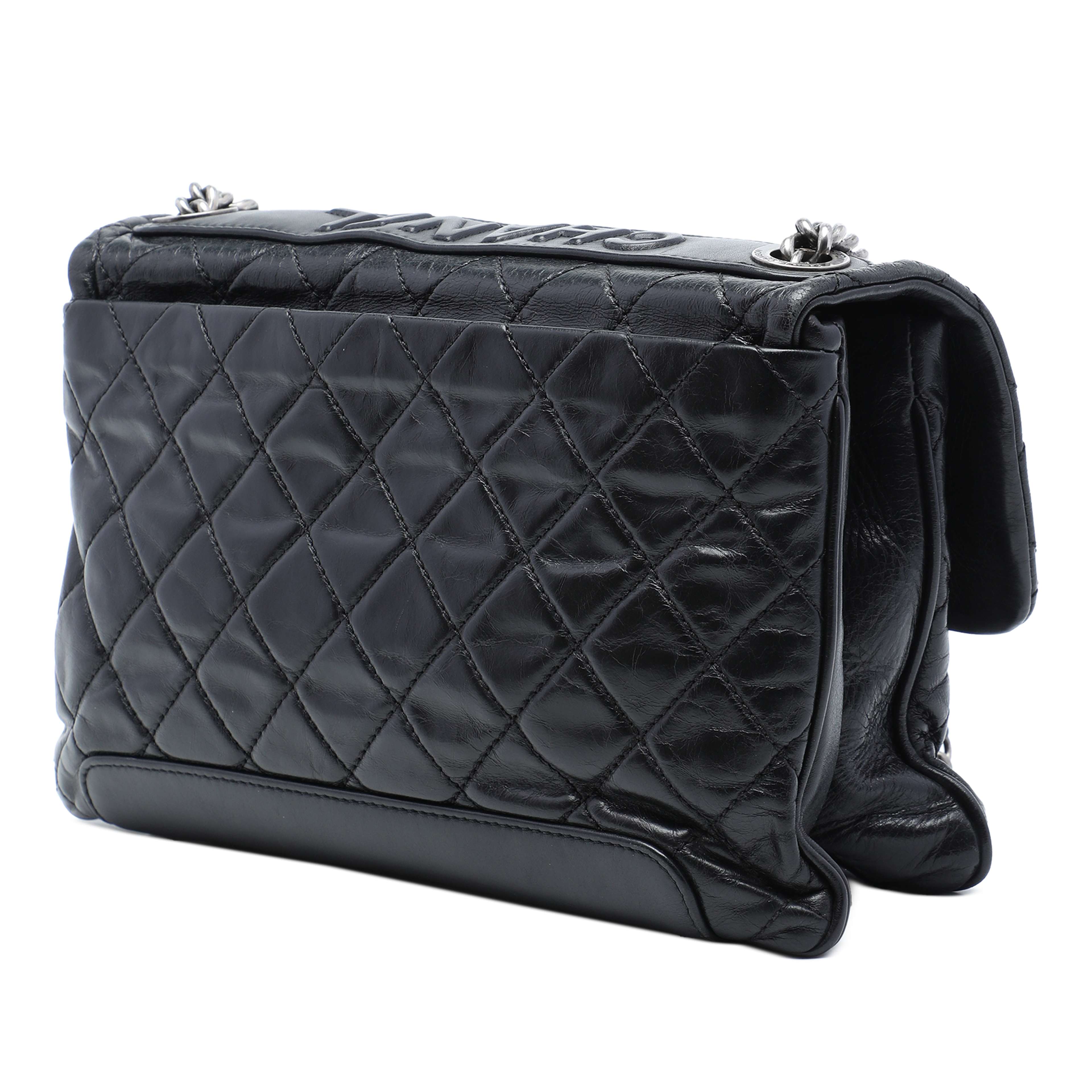 Chanel Quilted Aged Calfskin Logo Accordion Flap, från Luxclusif, i färgen svart. Klicka för att öppna bilden i stort format