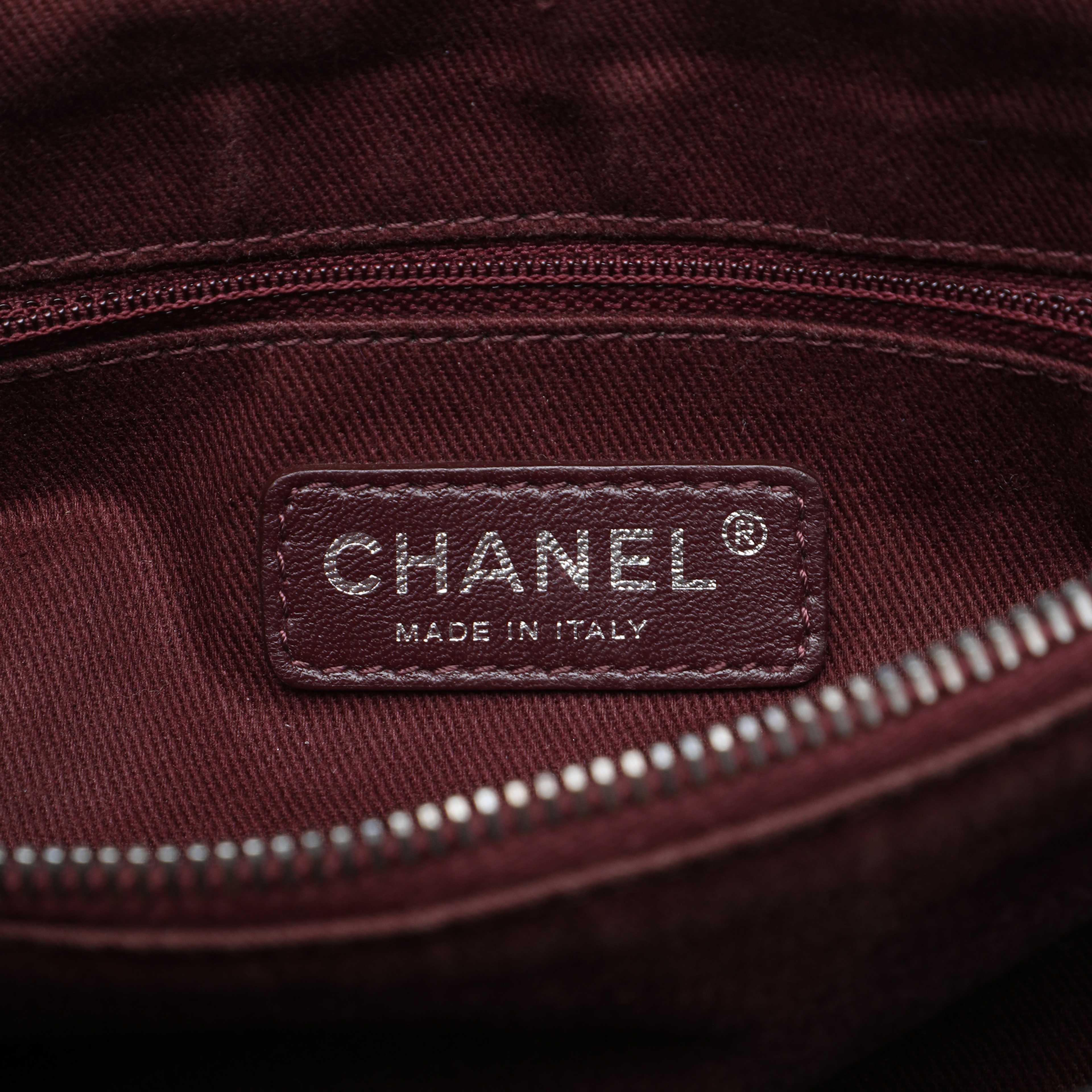 Chanel Quilted Aged Calfskin Logo Accordion Flap, från Luxclusif, i färgen svart. Klicka för att öppna bilden i stort format