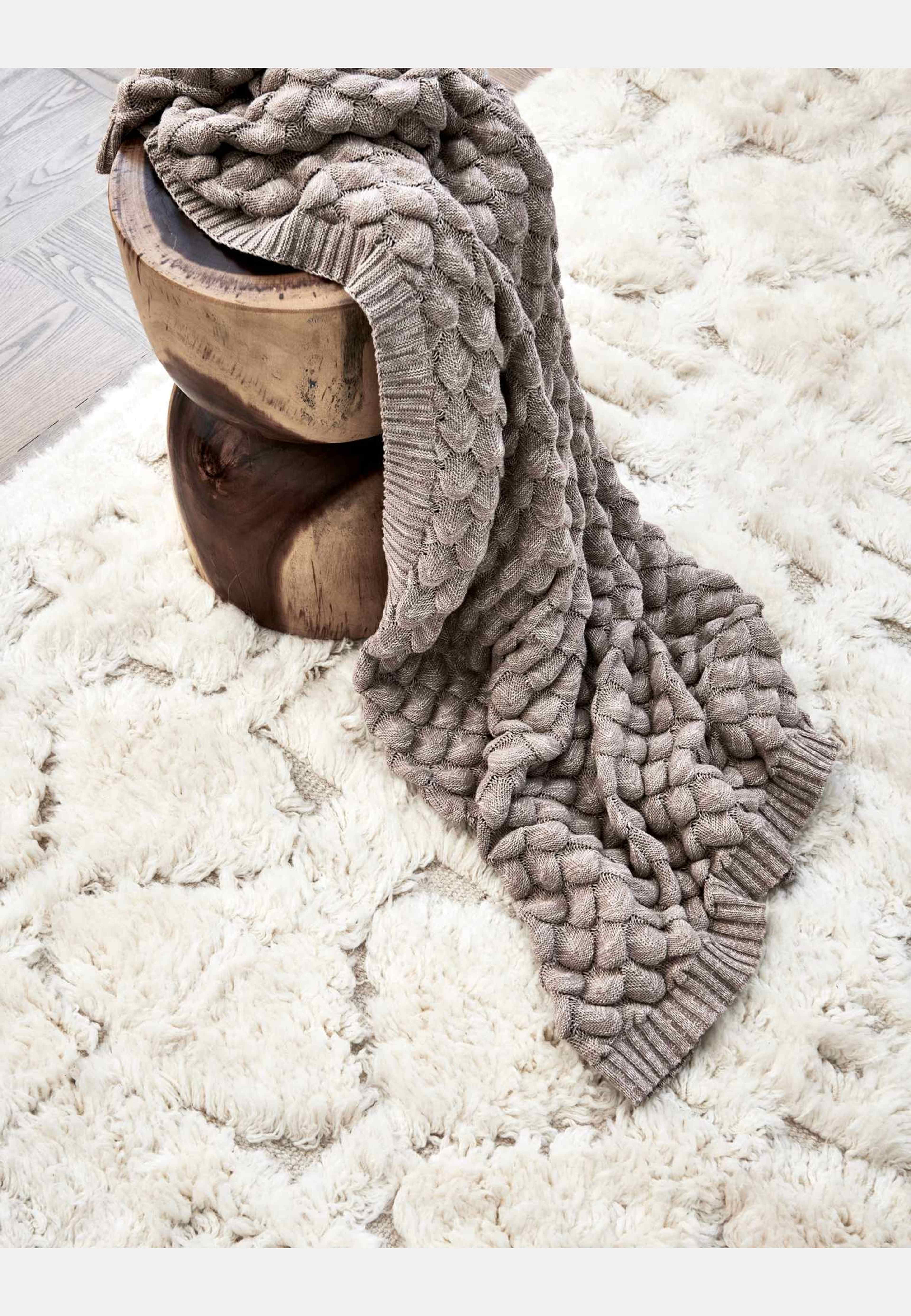 Pläd Gems, från Classic Collection, i färgen simply taupe. Klicka för att öppna bilden i stort format