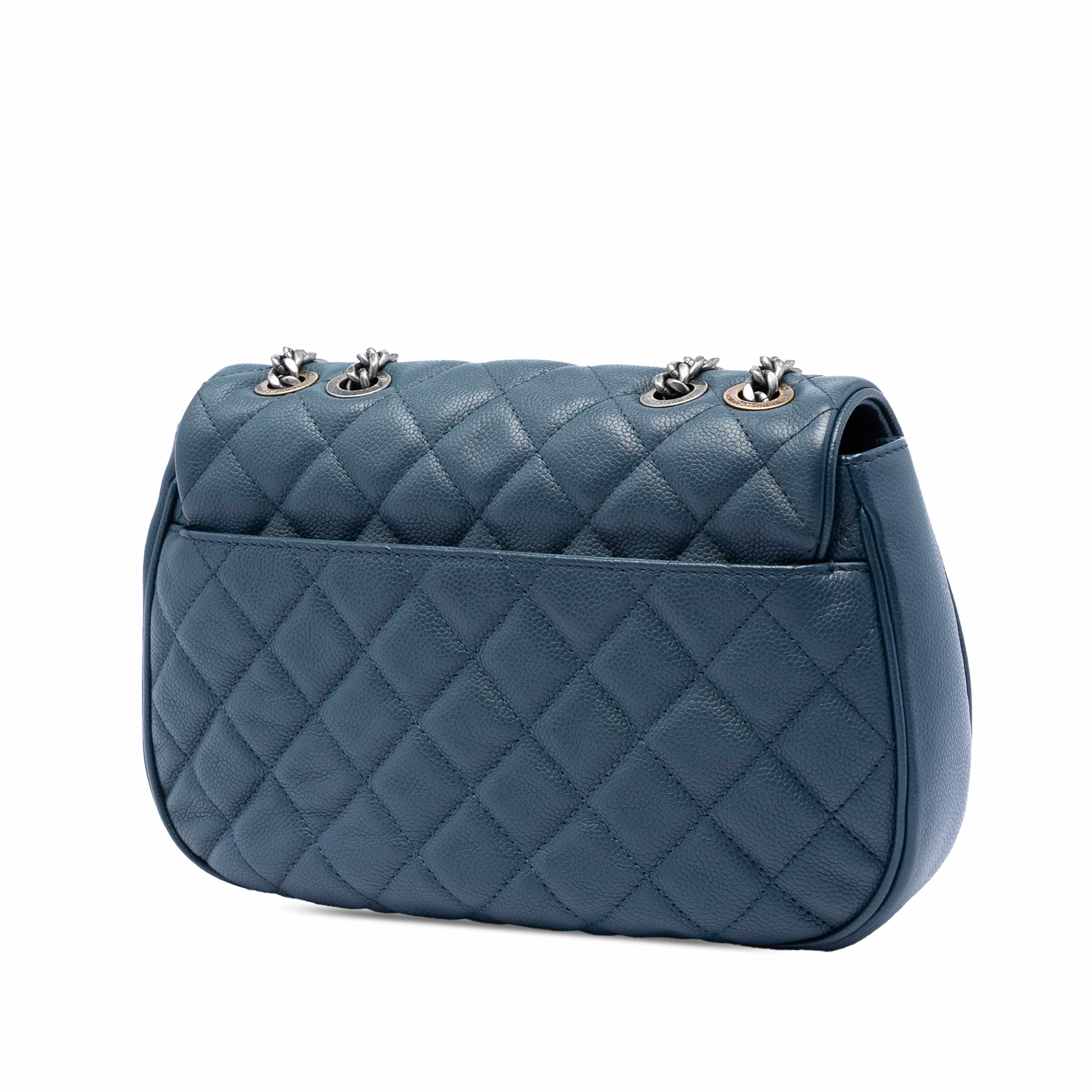 Chanel Medium Quilted Caviar Casual Pocket Flap, från Luxclusif, i färgen blå. Klicka för att öppna bilden i stort format