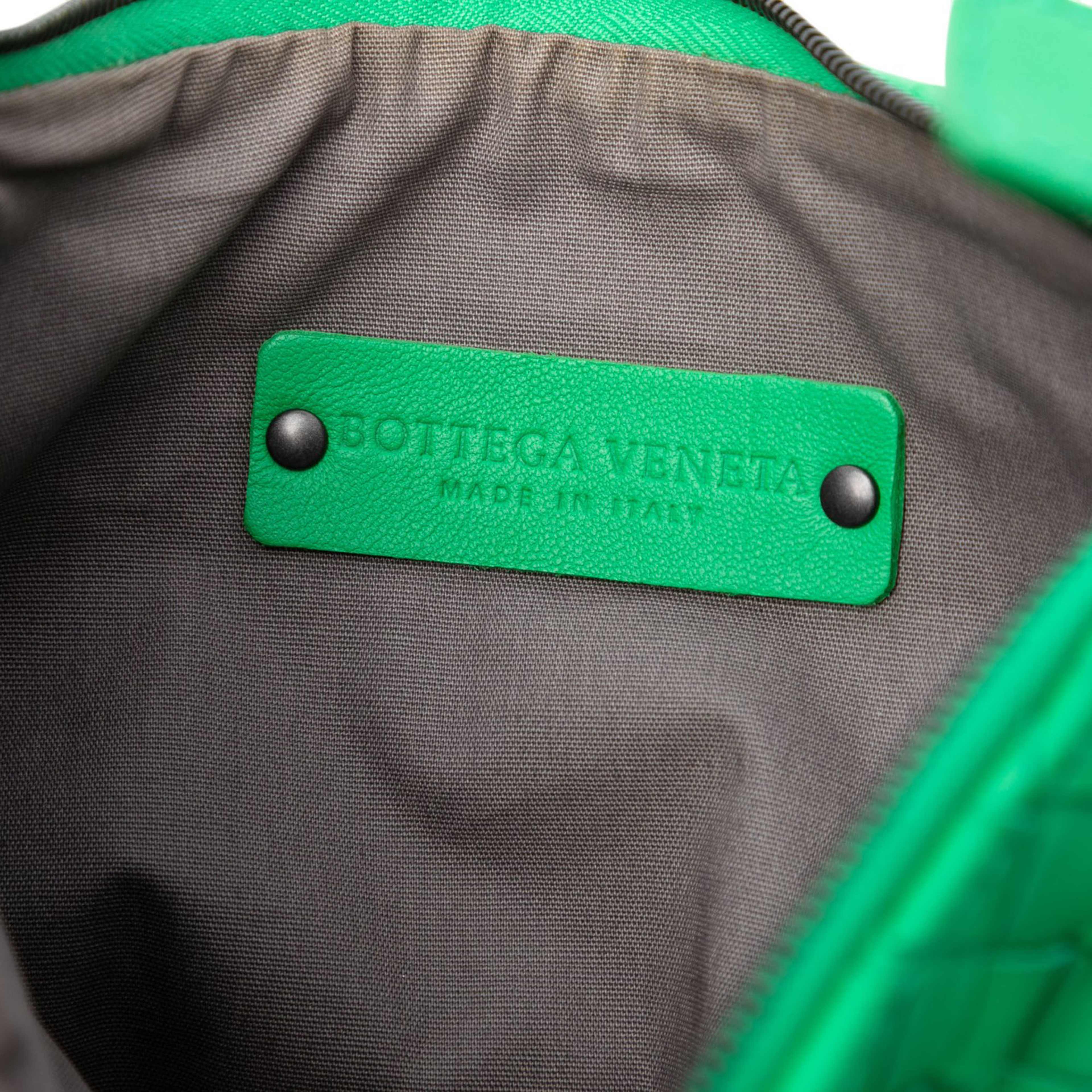 Bottega Veneta Nappa Intrecciato Shoulder Bag, från Luxclusif, i färgen green. Klicka för att öppna bilden i stort format