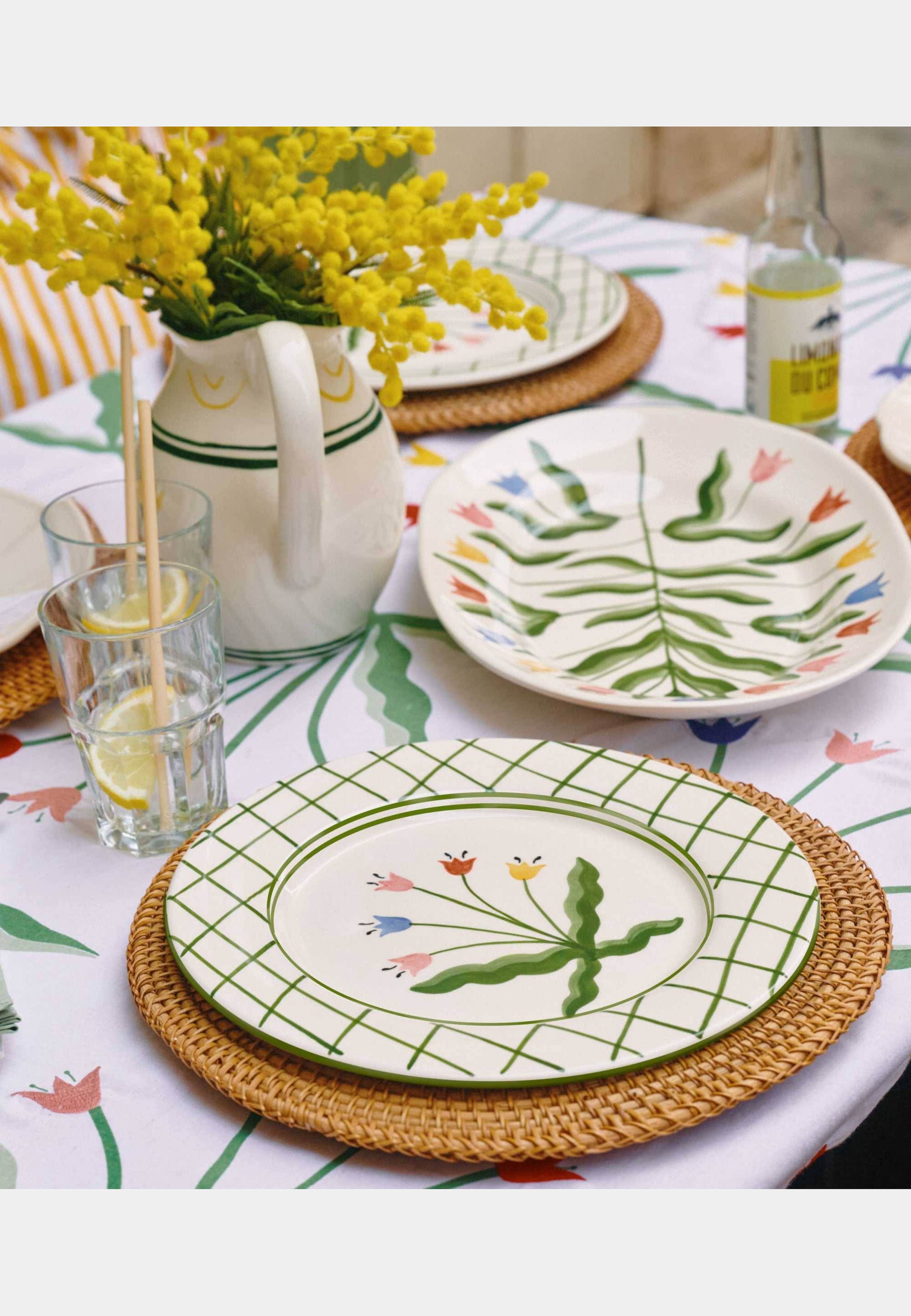 Madelen Möllard Tulip Tallrik - 28x28 Cm, från Pick A Poppy, i färgen green. Klicka för att öppna bilden i stort format